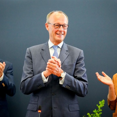 Bundeskanzler Friedrich Merz (CDU, M) nimmt den Applaus von Carsten Linnemann (l), CDU-Generalsekretär, Karin Prien (CDU), Bundesministerin für Bildung, Familie, Senioren, Frauen und Jugend, und dem Vorstand zu Beginn der Vorstandssitzung ihrer Partei entgegen.