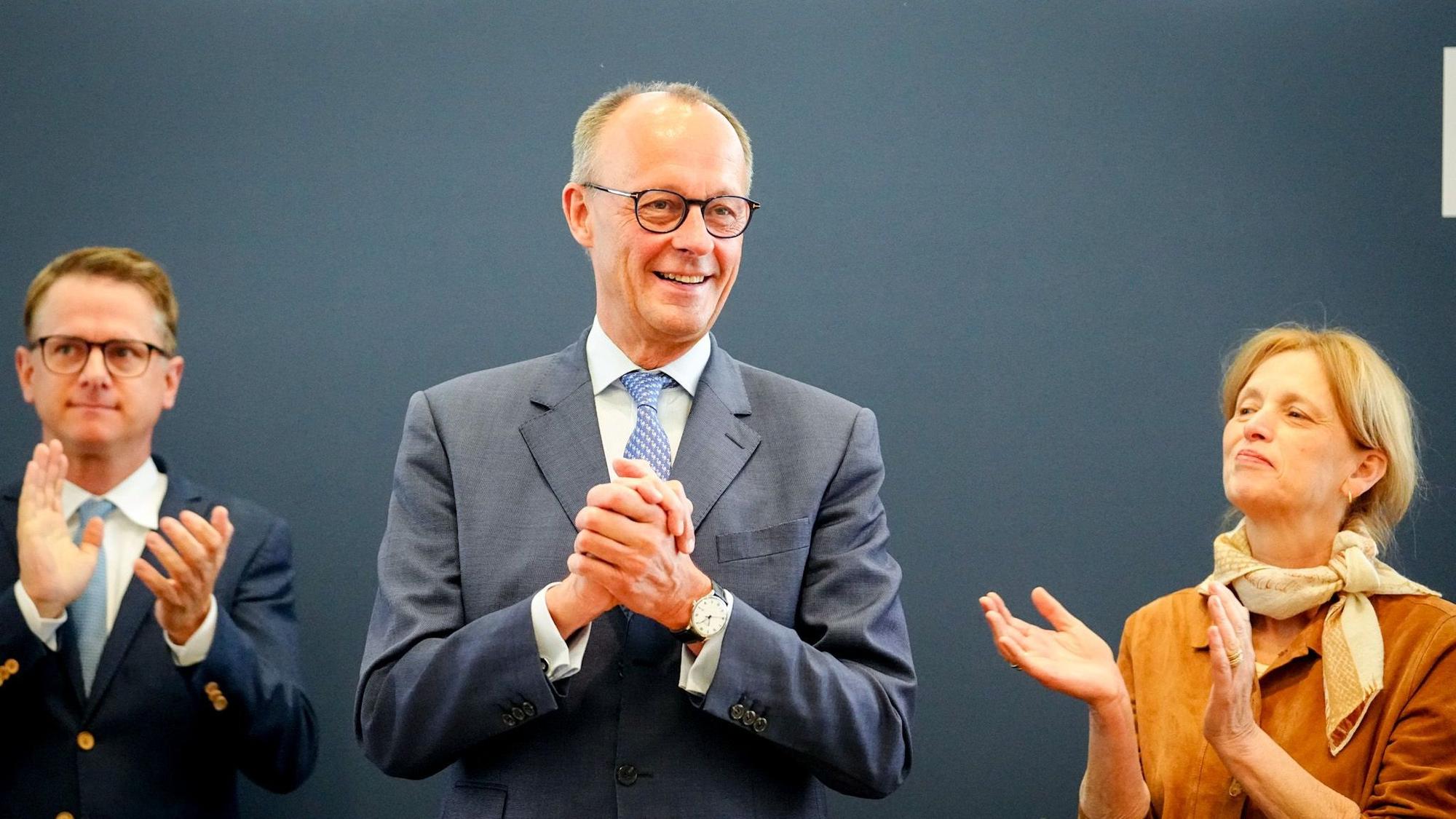 Bundeskanzler Friedrich Merz (CDU, M) nimmt den Applaus von Carsten Linnemann (l), CDU-Generalsekretär, Karin Prien (CDU), Bundesministerin für Bildung, Familie, Senioren, Frauen und Jugend, und dem Vorstand zu Beginn der Vorstandssitzung ihrer Partei entgegen.