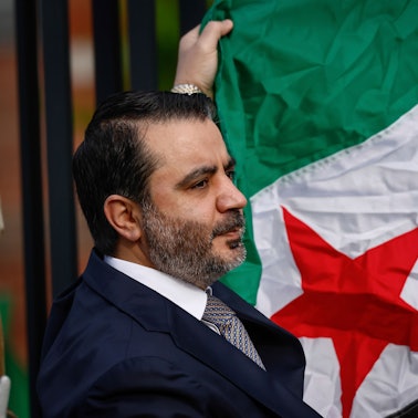 Syriens Übergangsaußenminister Assad al-Schaibani hält die syrische Flagge während einer Zeremonie, bei der die syrische Flagge zu den 100 Flaggen hinzugefügt wurde, die am Sitz der Vereinten Nationen in einer Reihe wehen. (Archivbild)