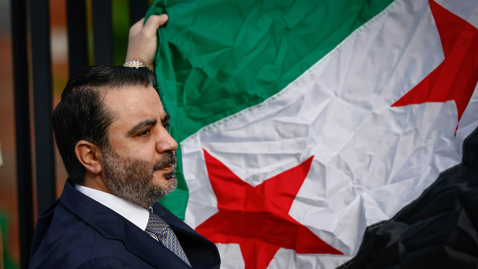 Syriens Übergangsaußenminister Assad al-Schaibani hält die syrische Flagge während einer Zeremonie, bei der die syrische Flagge zu den 100 Flaggen hinzugefügt wurde, die am Sitz der Vereinten Nationen in einer Reihe wehen. (Archivbild)