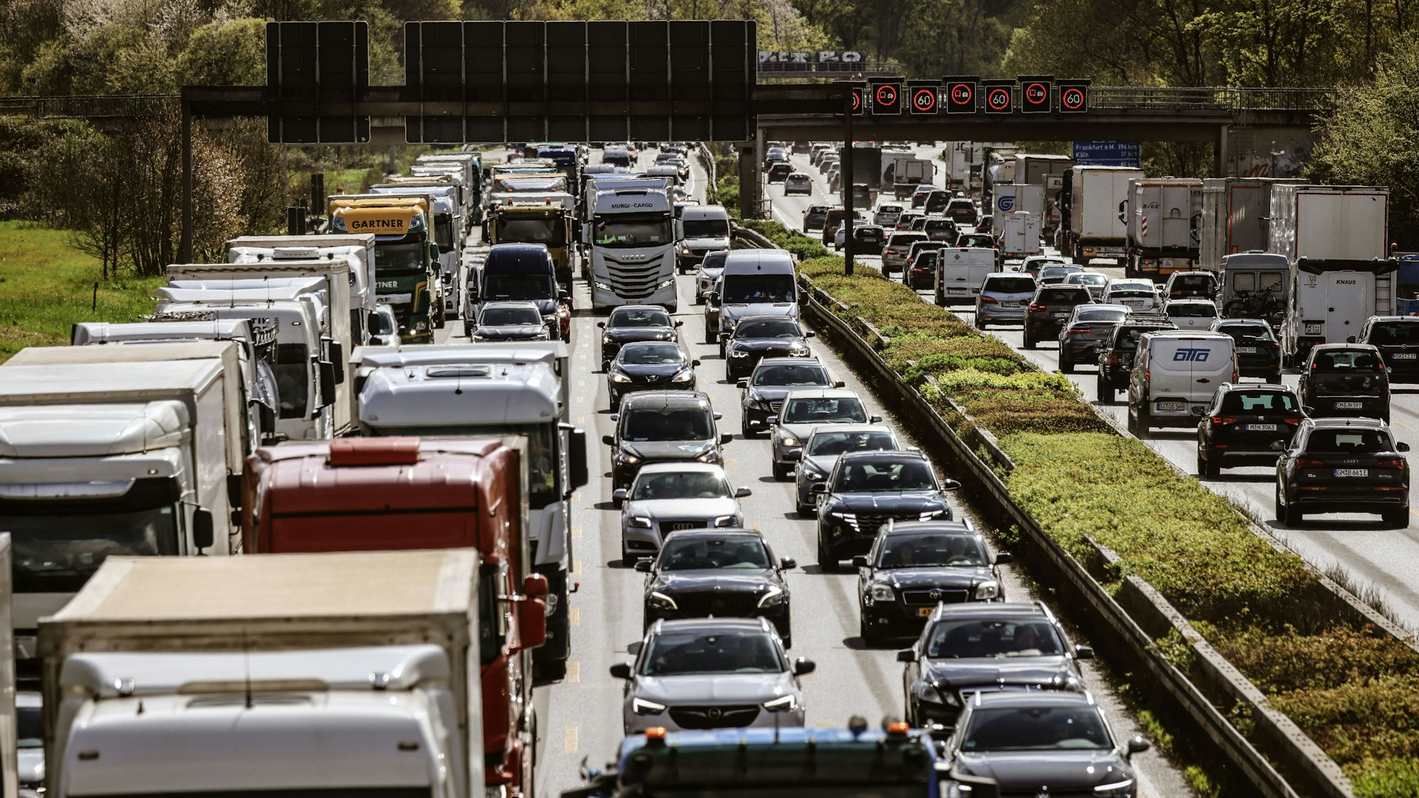 Pkw und Lkw stehen auf dem Kölner Ring im Verkehr vor den Osterfeiertagen im Stau. (Archivbild)