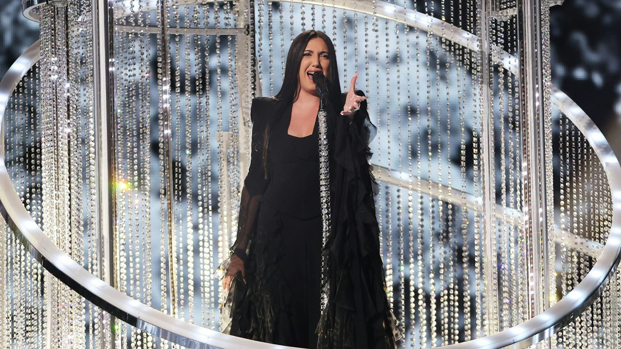 Yuval Raphael singt ihren Titel «New Day Will Rise».