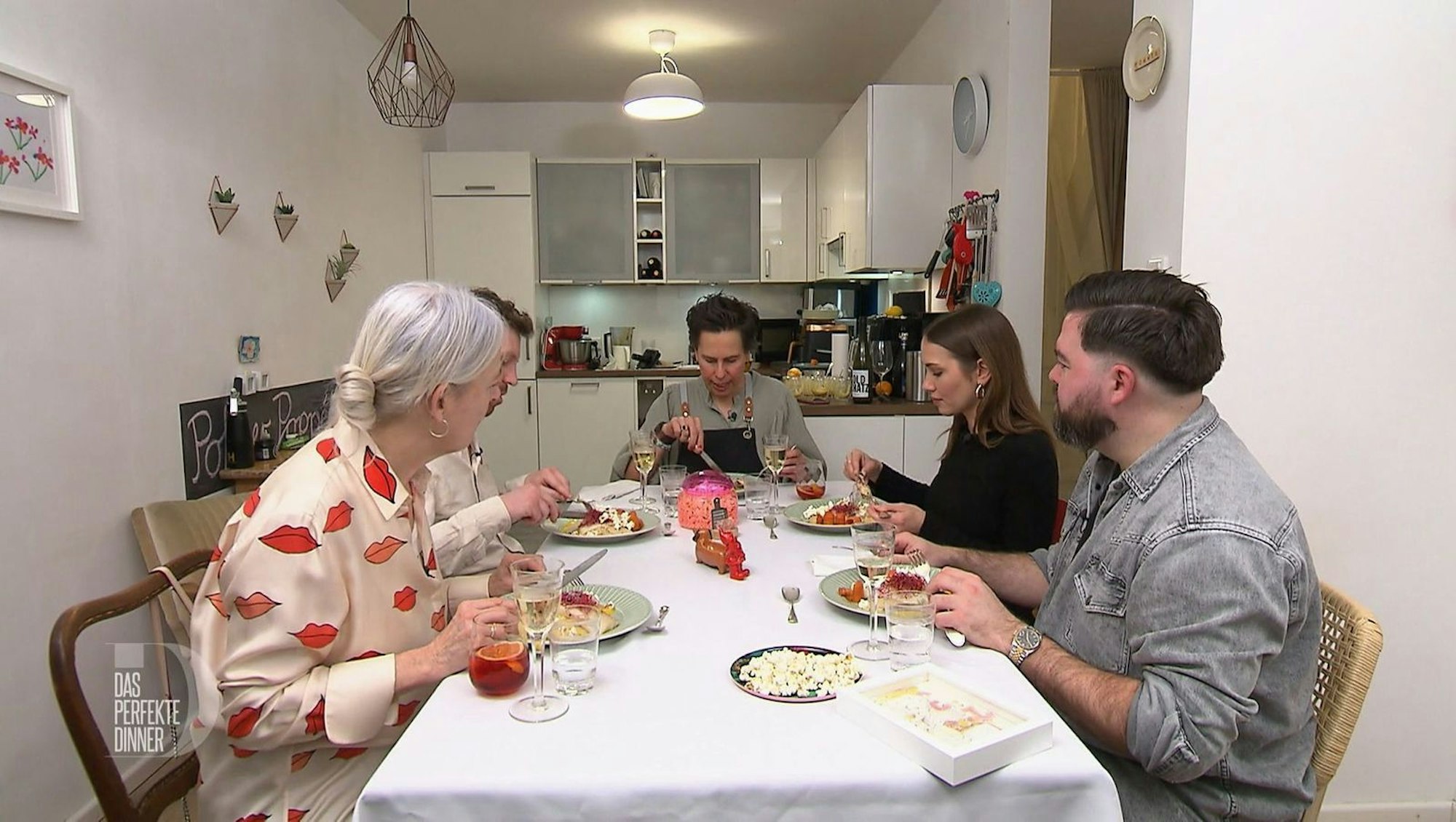An Tag 2 trifft sich die Hamburger „Dinner“-Runde bei Alex. (Bild: RTL)
