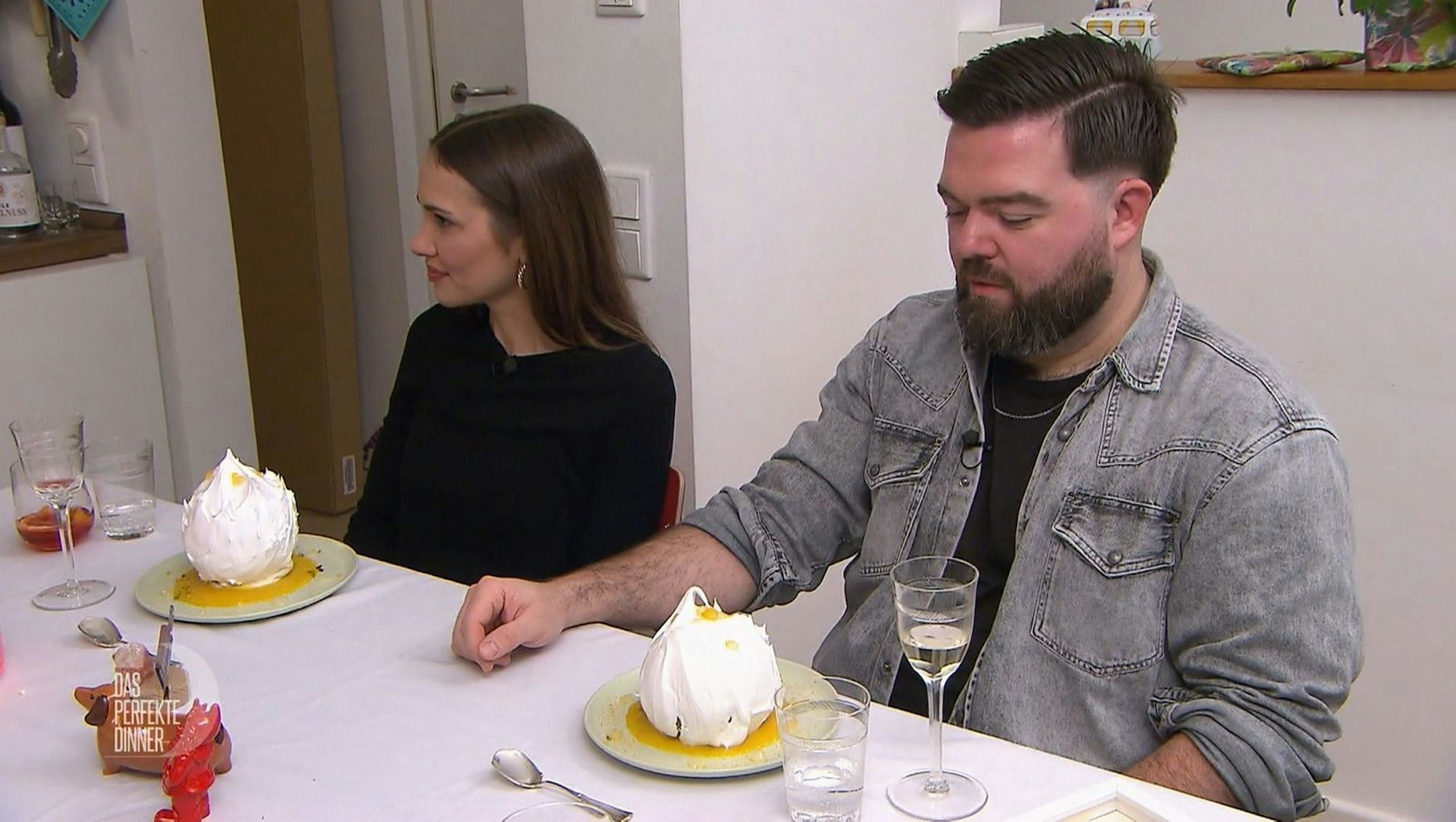 Nicht nur Lena und Pelzi staunen über Alex' Nachtisch. (Bild: RTL)