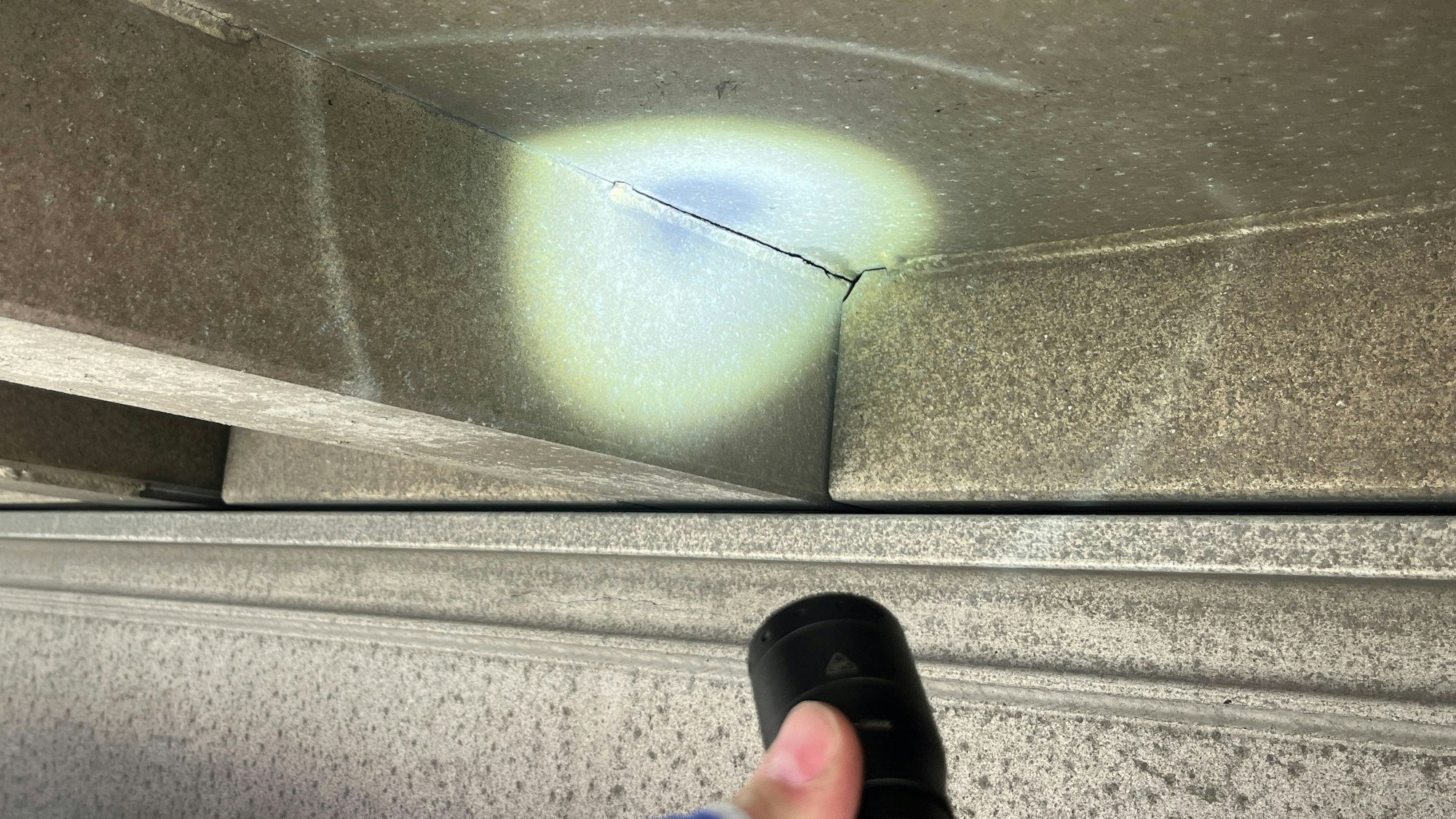 Bei einer Mulde eines Transporters waren die schon einmal geschweißten Nähte erneut gerissen.