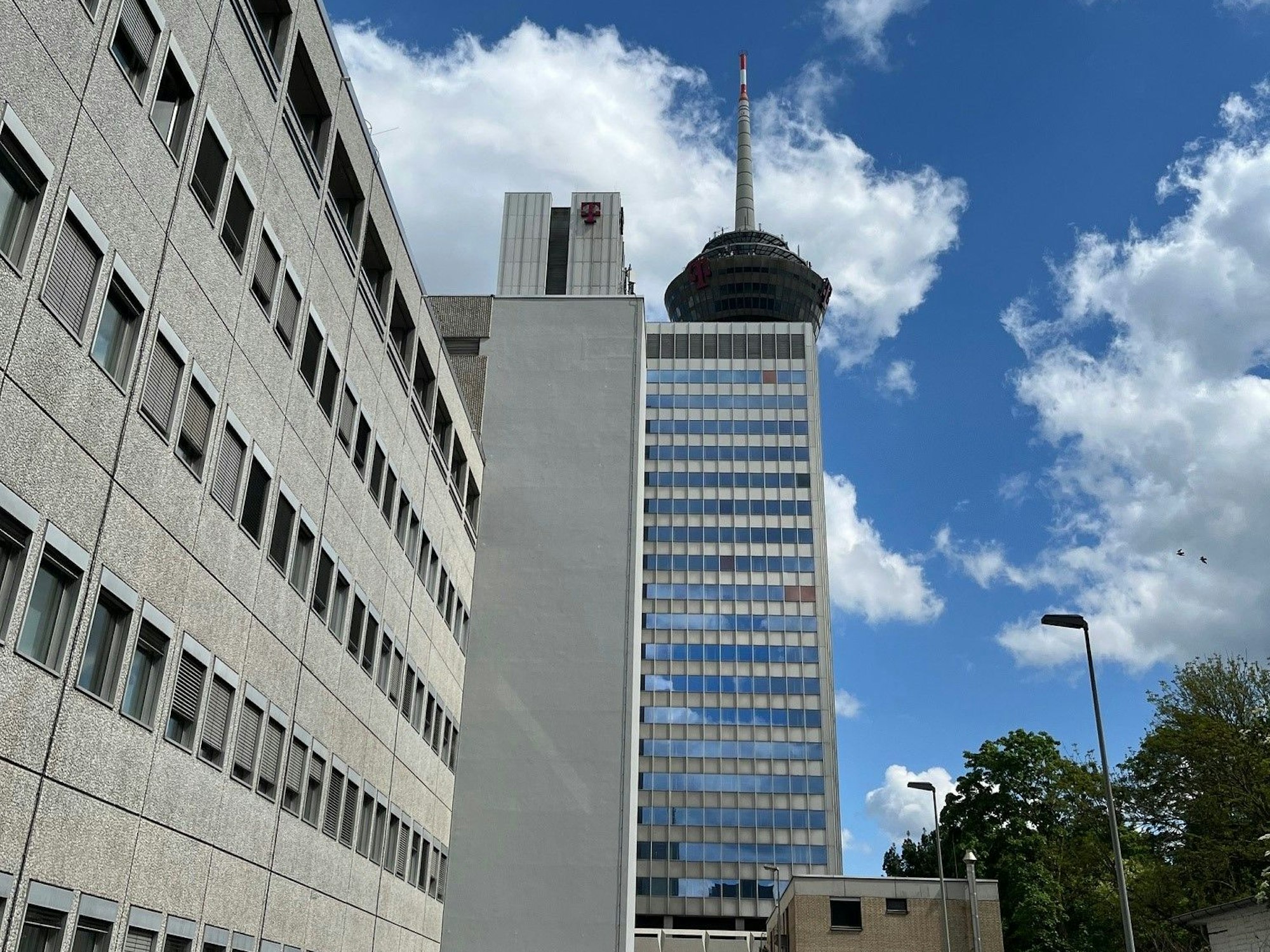 Das Hochhaus der Telekom aus südlicher Perspektive.