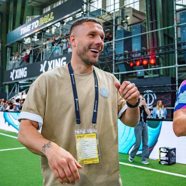 Lukas Podolski lächelnd bei der Baller League.