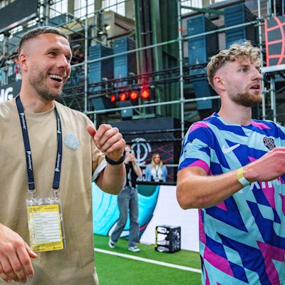 Lukas Podolski lächelnd bei der Baller League.