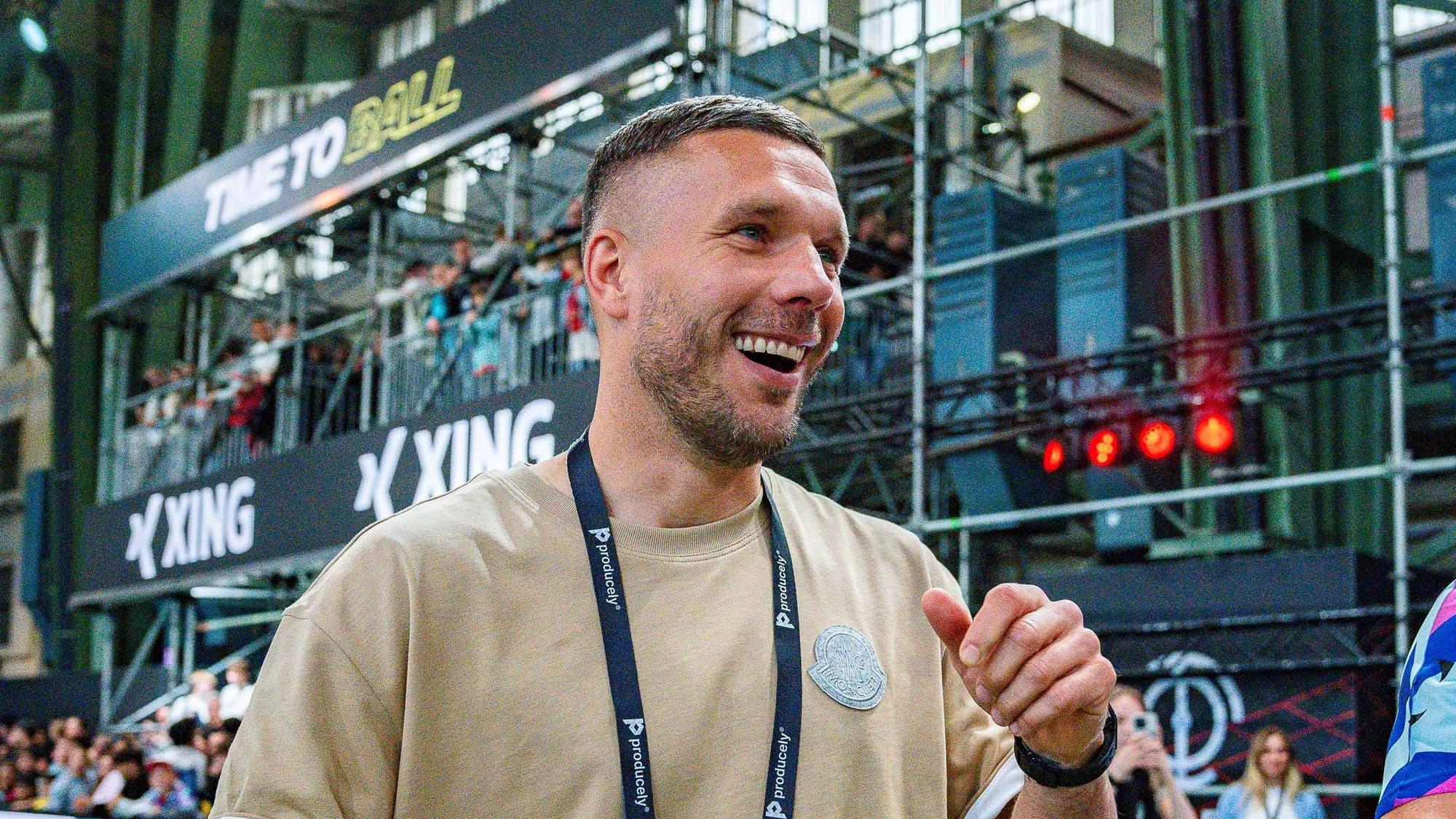 Lukas Podolski lächelnd bei der Baller League.