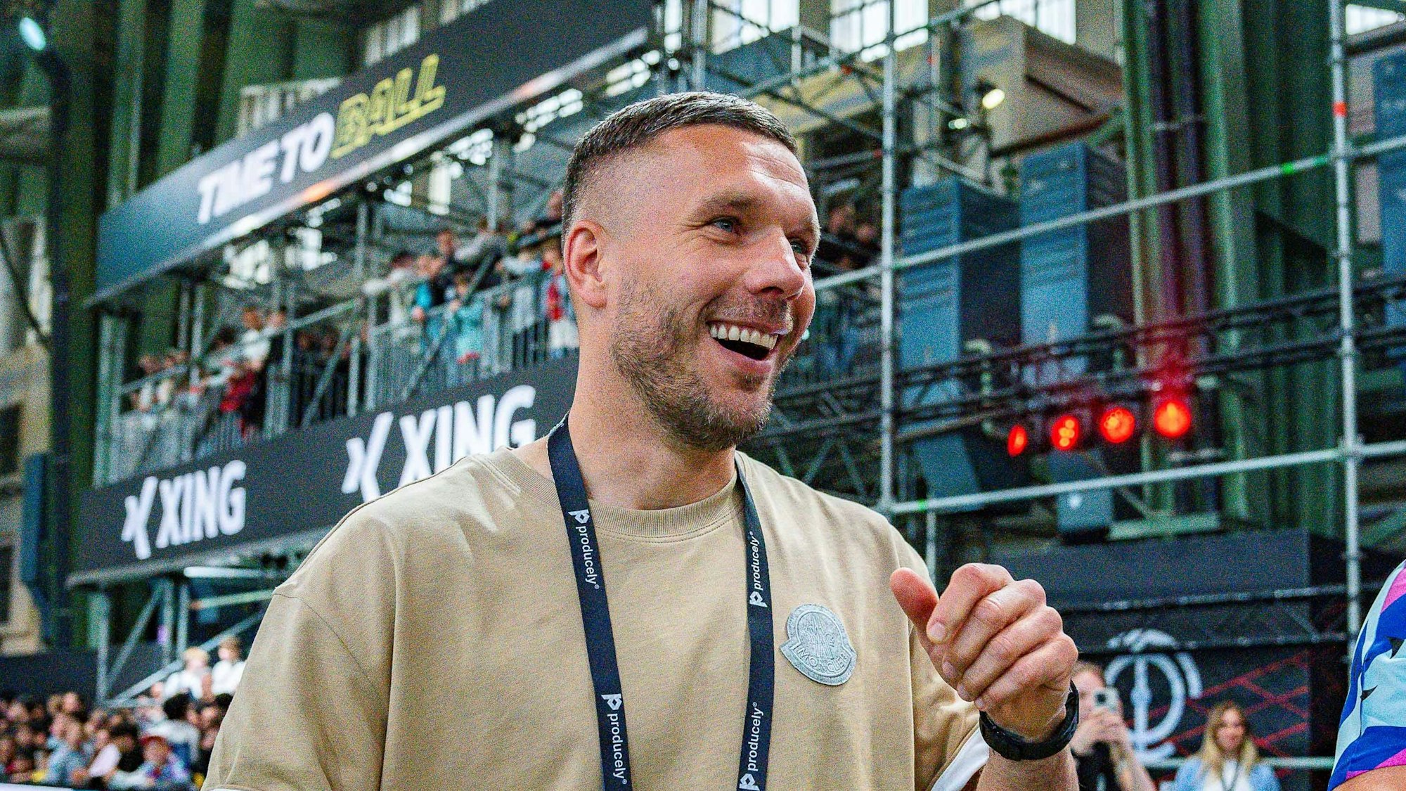 Lukas Podolski lächelnd bei der Baller League.