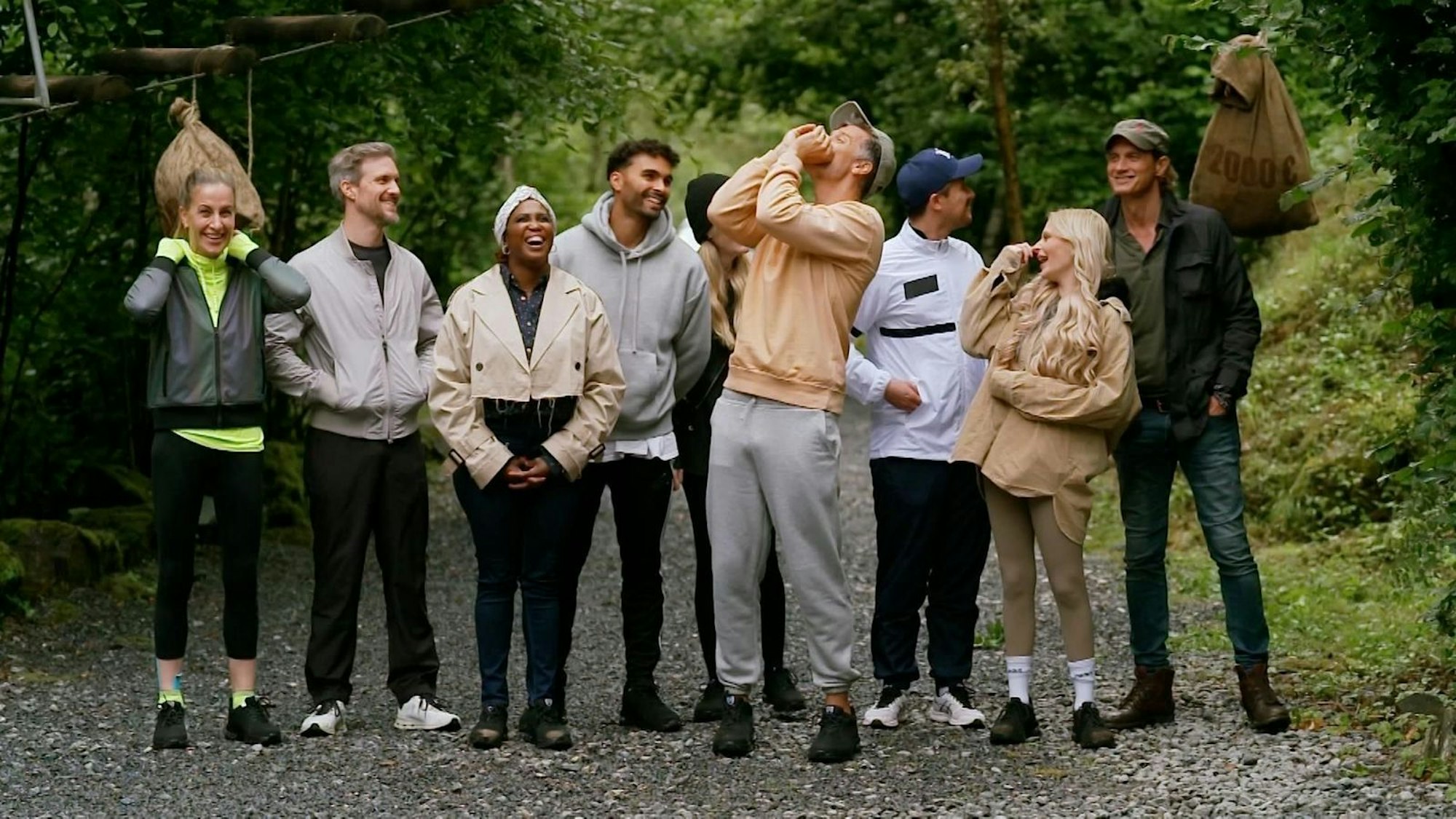 Kurzer Beweis von Teamgeist: Bei der Mission im Klettergarten erspielen die neun verbliebenen Mitspieler 7.700 Euro. (Bild: RTL)