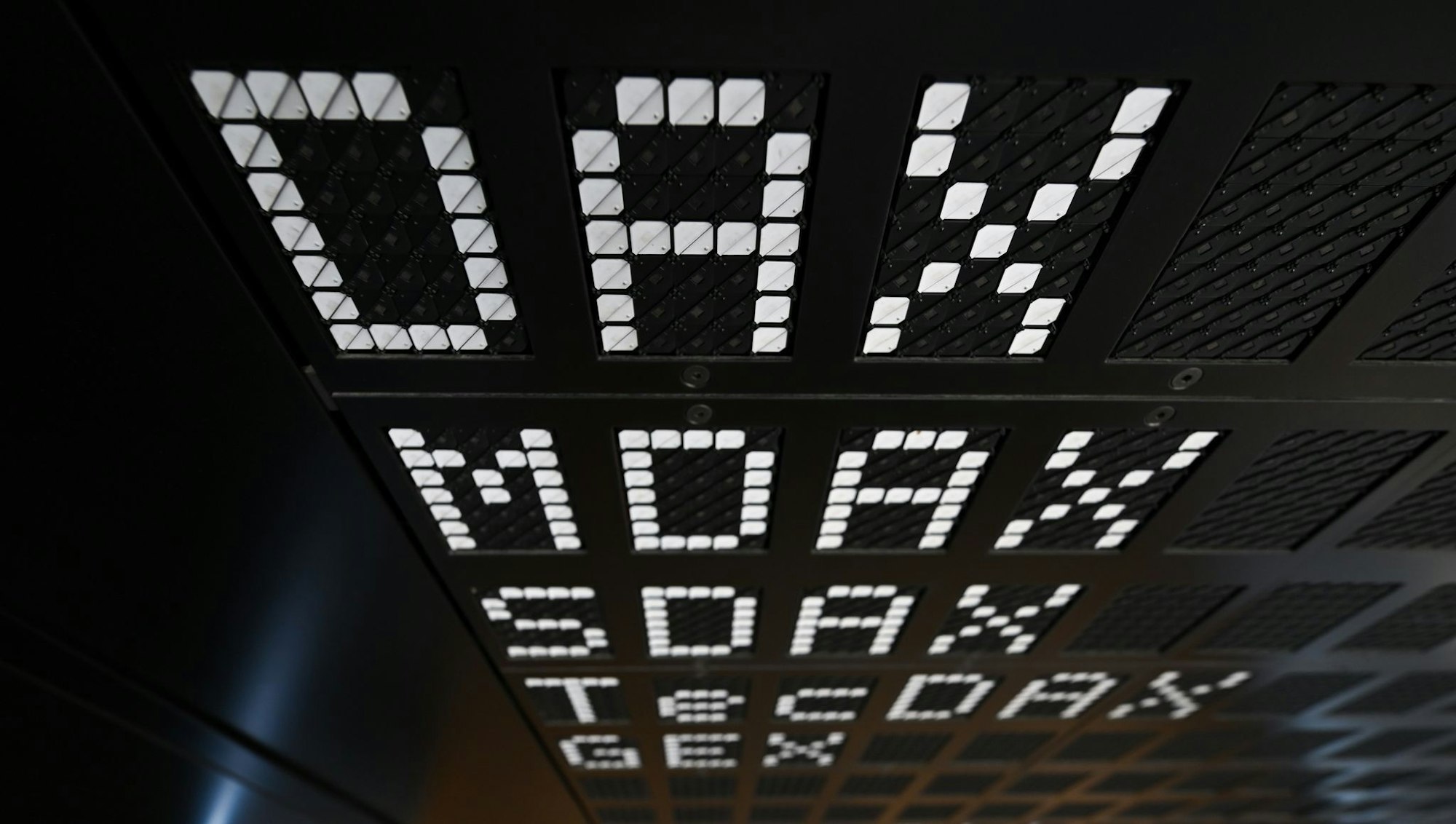 Erst am 3. März war der Dax über 23.000 Zähler gestiegen, nun wird die nächste Tausender-Marke überschritten.
