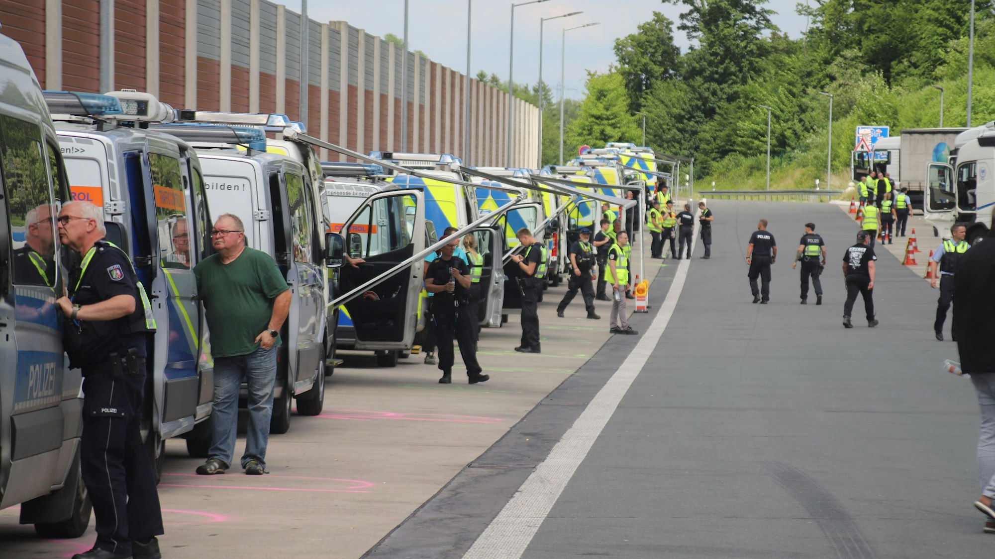 Auf dem Rastplatz Sülztal an der Autobahn 3 bei Lohmar fand eine der größten Gefahrgutkontrollen bundesweit statt, mit gut 130 Einsatzkräften von zahlreichen Behörden und Organisationen.