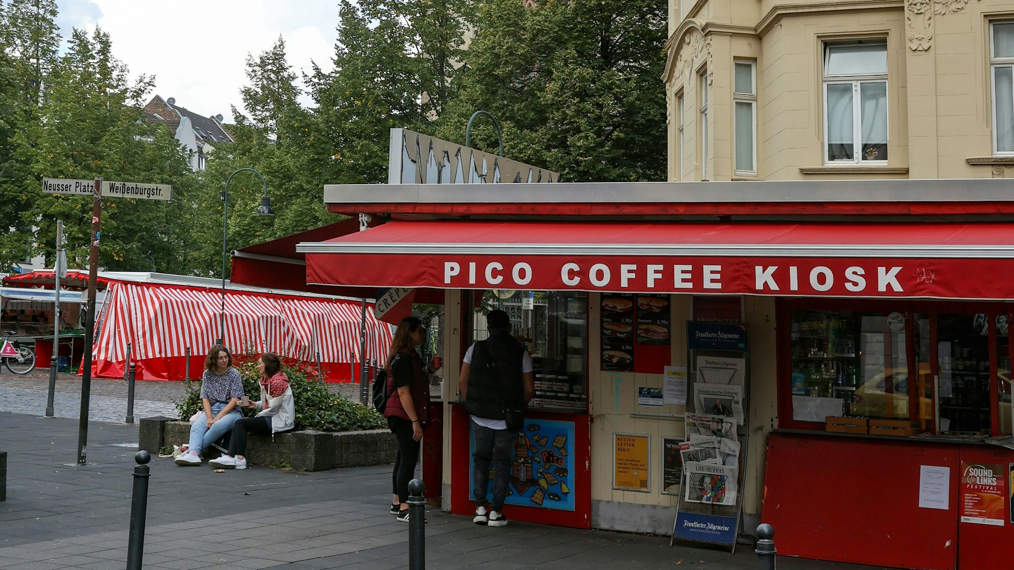 Der Kiosk Pico Coffee am Neusser Platz mit Agneskirche im Hintergrund.