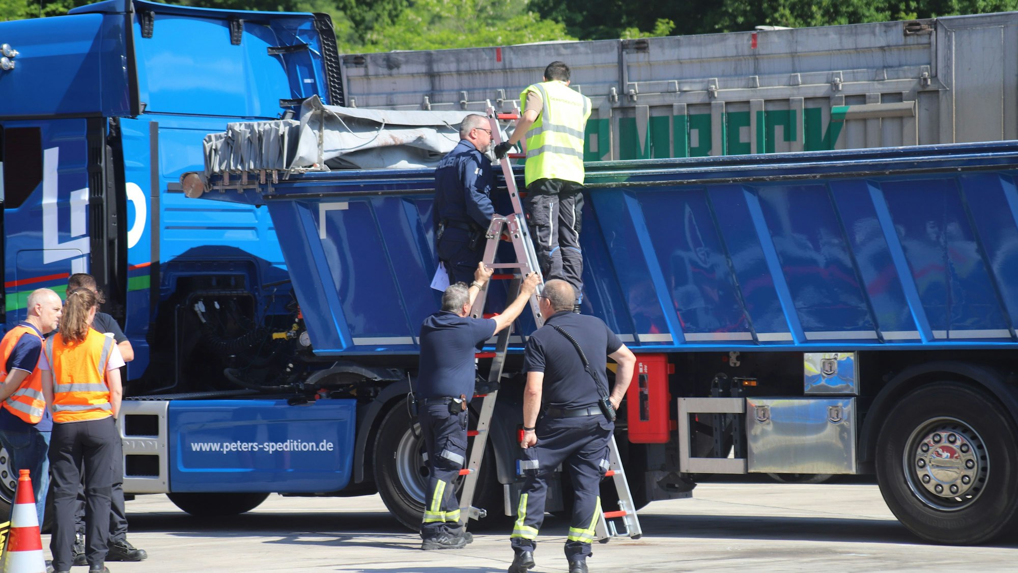 Polizisten kontrollierten sehr genau die Ladung und den Zustand der Fahrzeuge, auch wenn sie dafür schon mal eine Leiter benutzen mussten.