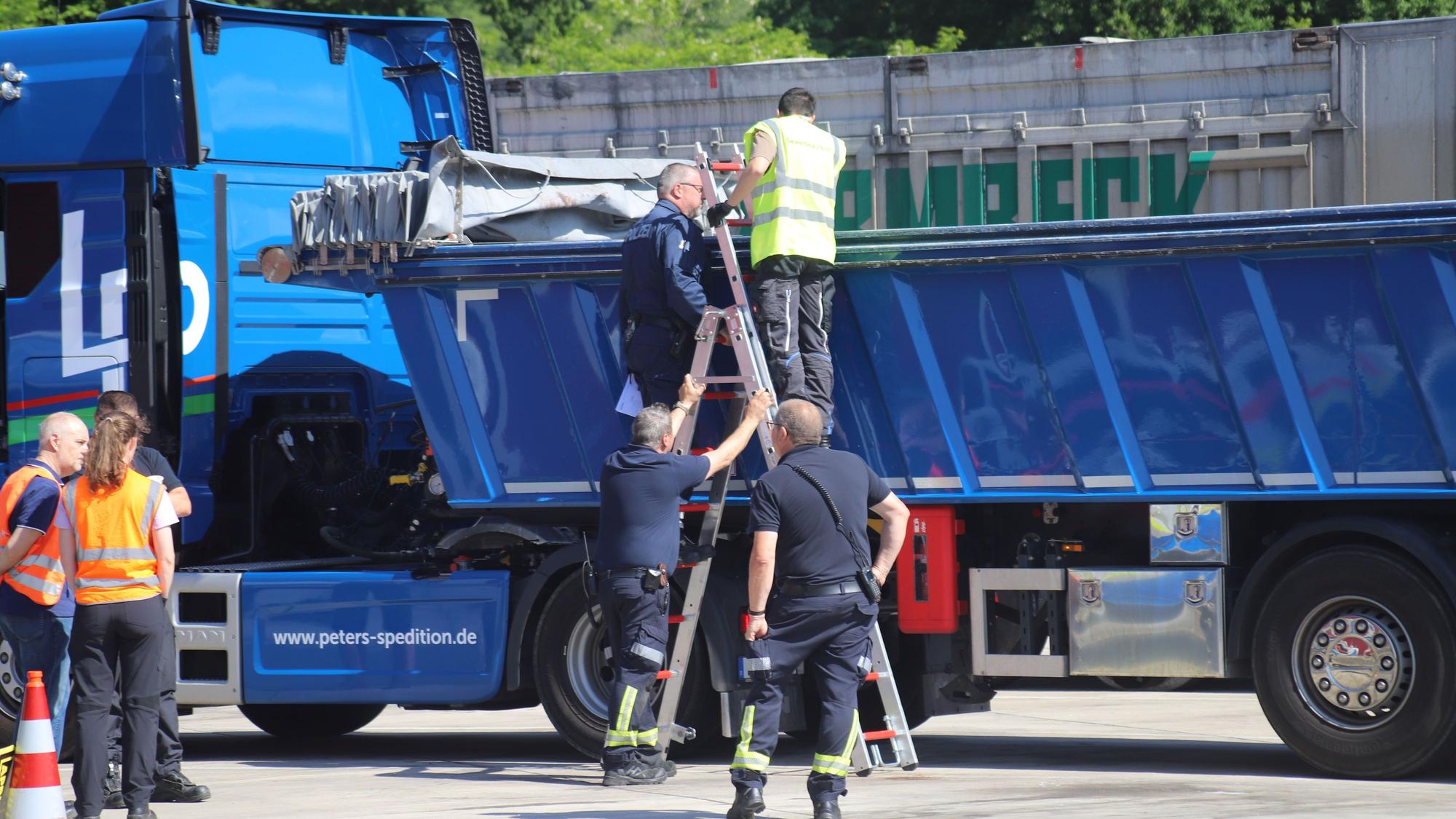 Polizisten kontrollierten sehr genau die Ladung und den Zustand der Fahrzeuge, auch wenn sie dafür schon mal eine Leiter benutzen mussten.