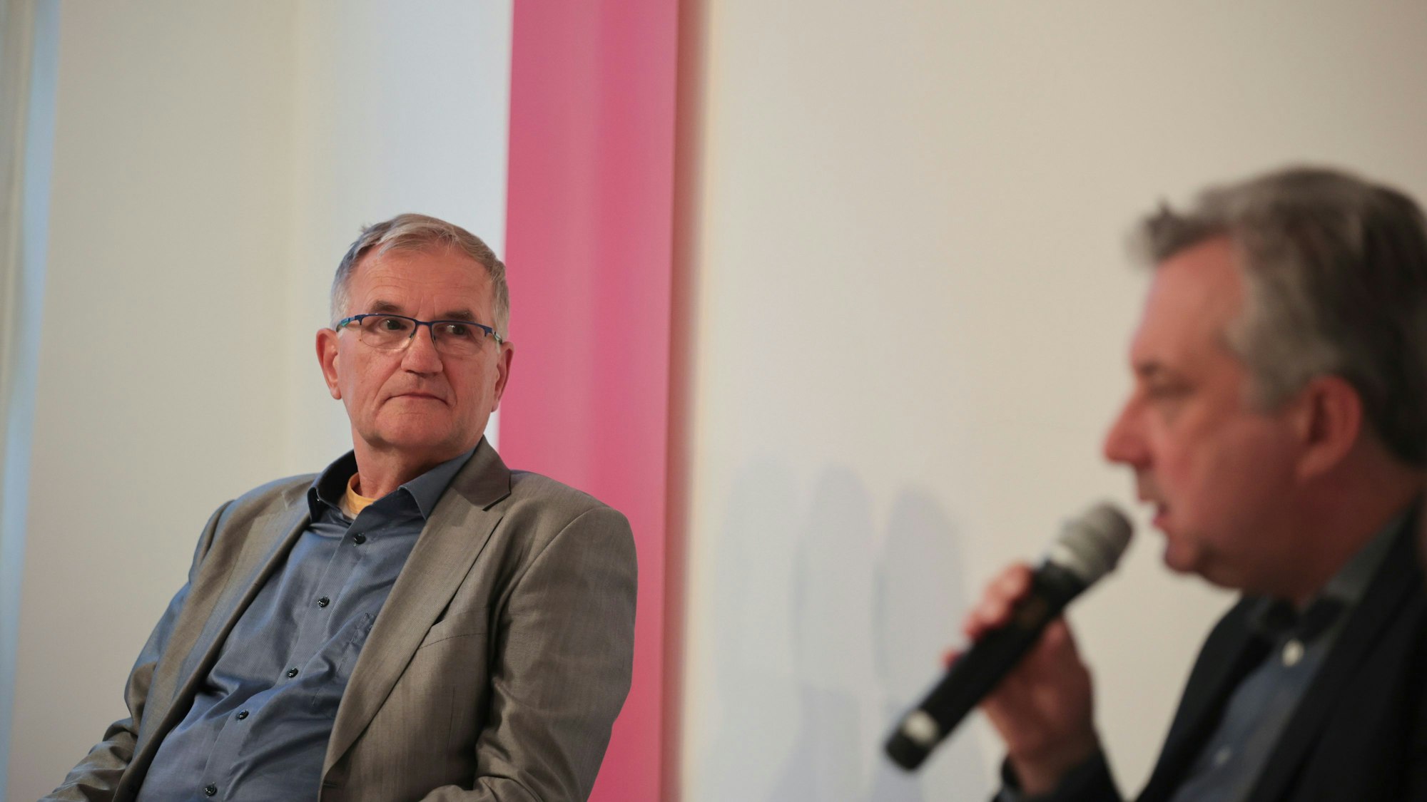 Andreas Püttmann (links) und Volker Resing lieferten sich in der Karl-Rahner-Akademie eine kontroverse Debatte zu Friedrich Merz.