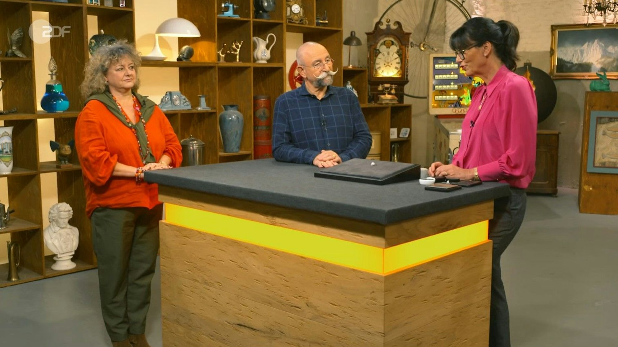 Die Kölnerin Stephanie Peter (v.l.) mit Horst Lichter und Heide Rezepa-Zabel bei „Bares für Rares“.