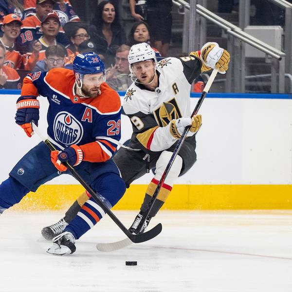 Jack Eichel von den Vegas Golden Knights und Leon Draisaitl von den Edmonton Oilers kämpfen um den Puck.