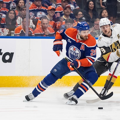 Jack Eichel von den Vegas Golden Knights und Leon Draisaitl von den Edmonton Oilers kämpfen um den Puck.