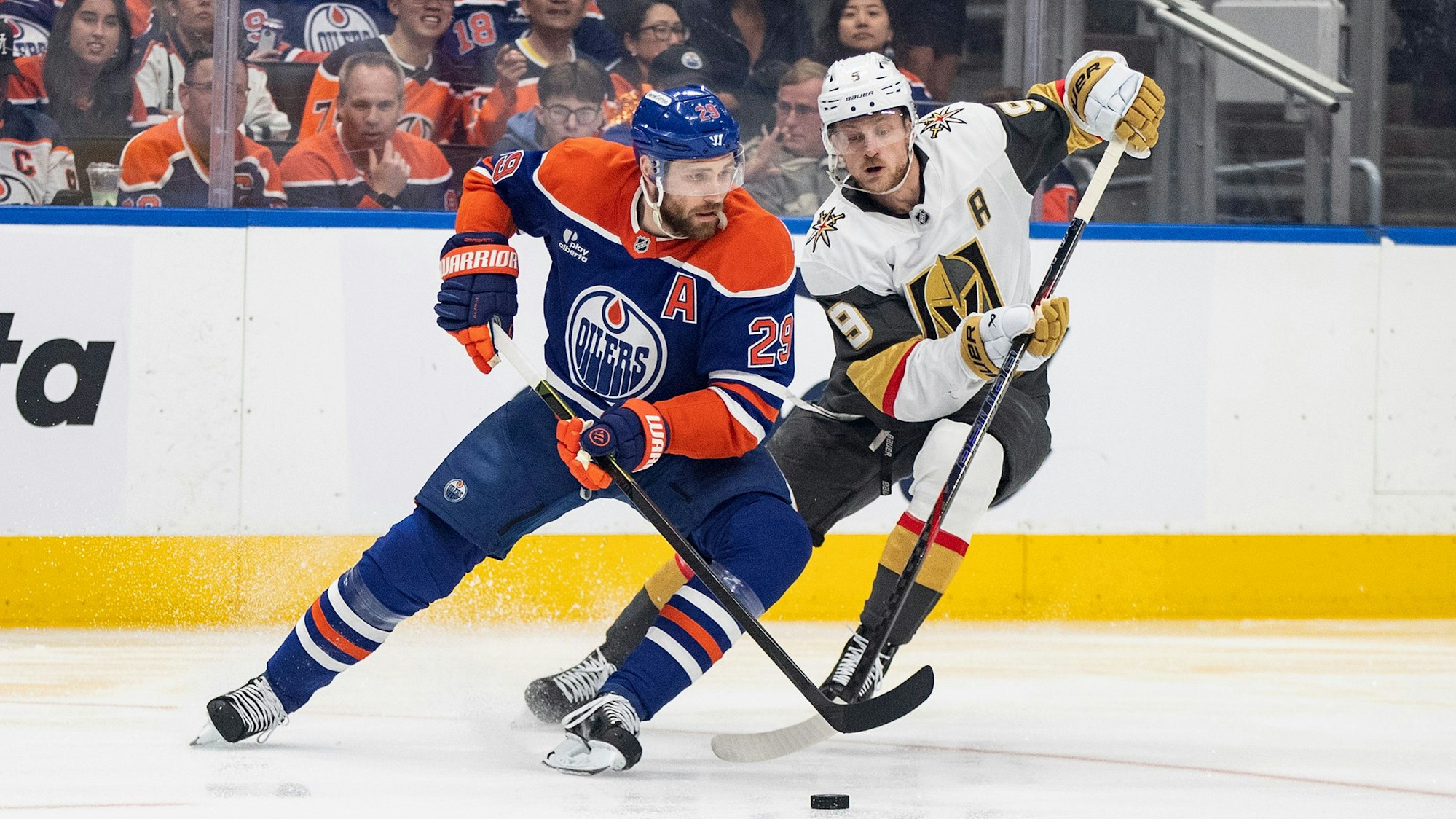 Jack Eichel von den Vegas Golden Knights und Leon Draisaitl von den Edmonton Oilers kämpfen um den Puck.