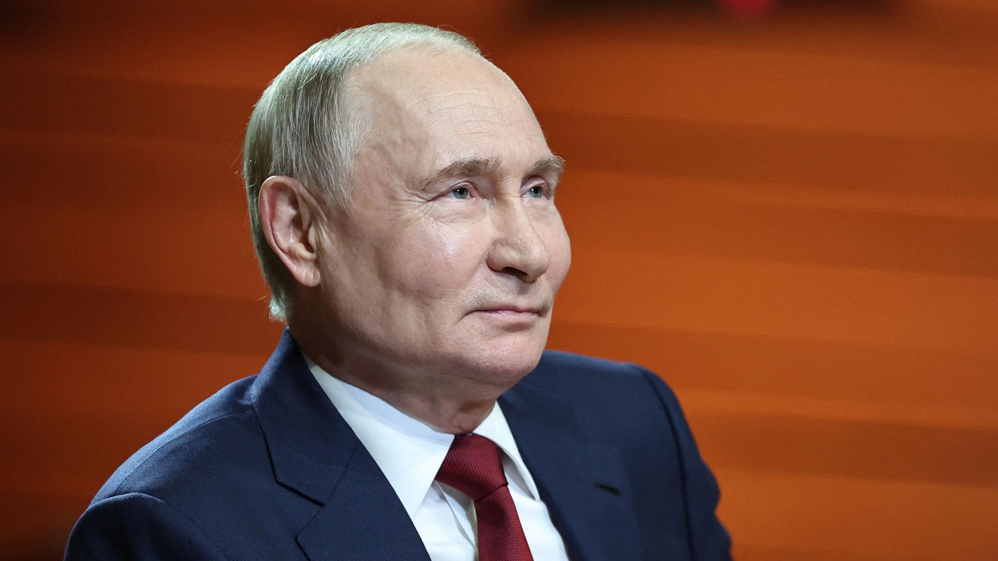 Wladimir Putin bei einem Termin in einer Musikschule nach dem Telefonat mit Donald Trump. (Archivbild)