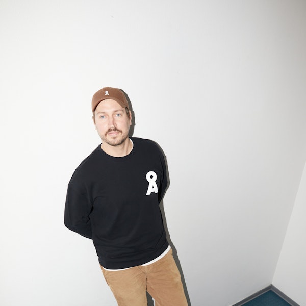 Das Bild zeigt Martin Höfeler, den Gründer und CEO des Eco und Fair Fashion Labels Armedangels. Foto: NiLU Barendt