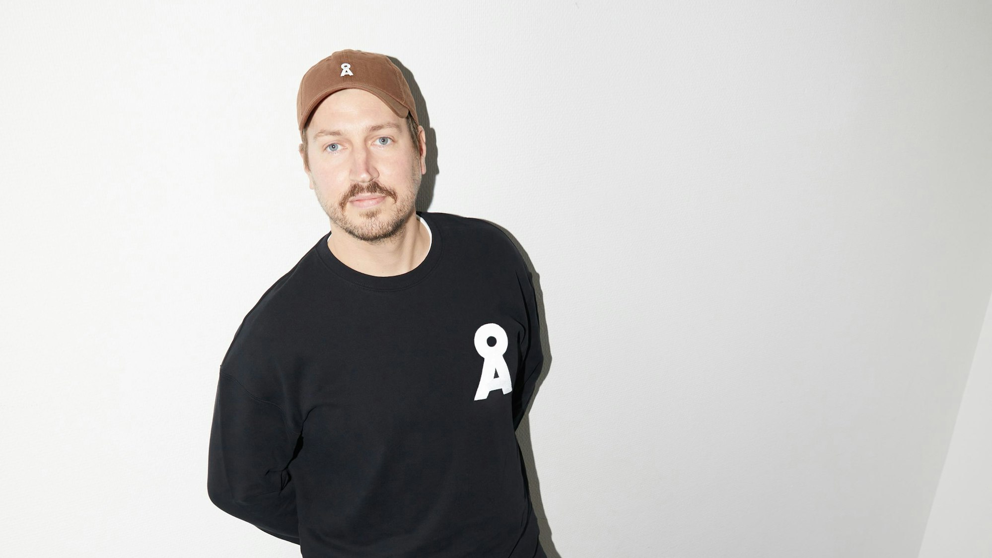 Das Bild zeigt Martin Höfeler, den Gründer und CEO des Eco und Fair Fashion Labels Armedangels. Foto: NiLU Barendt