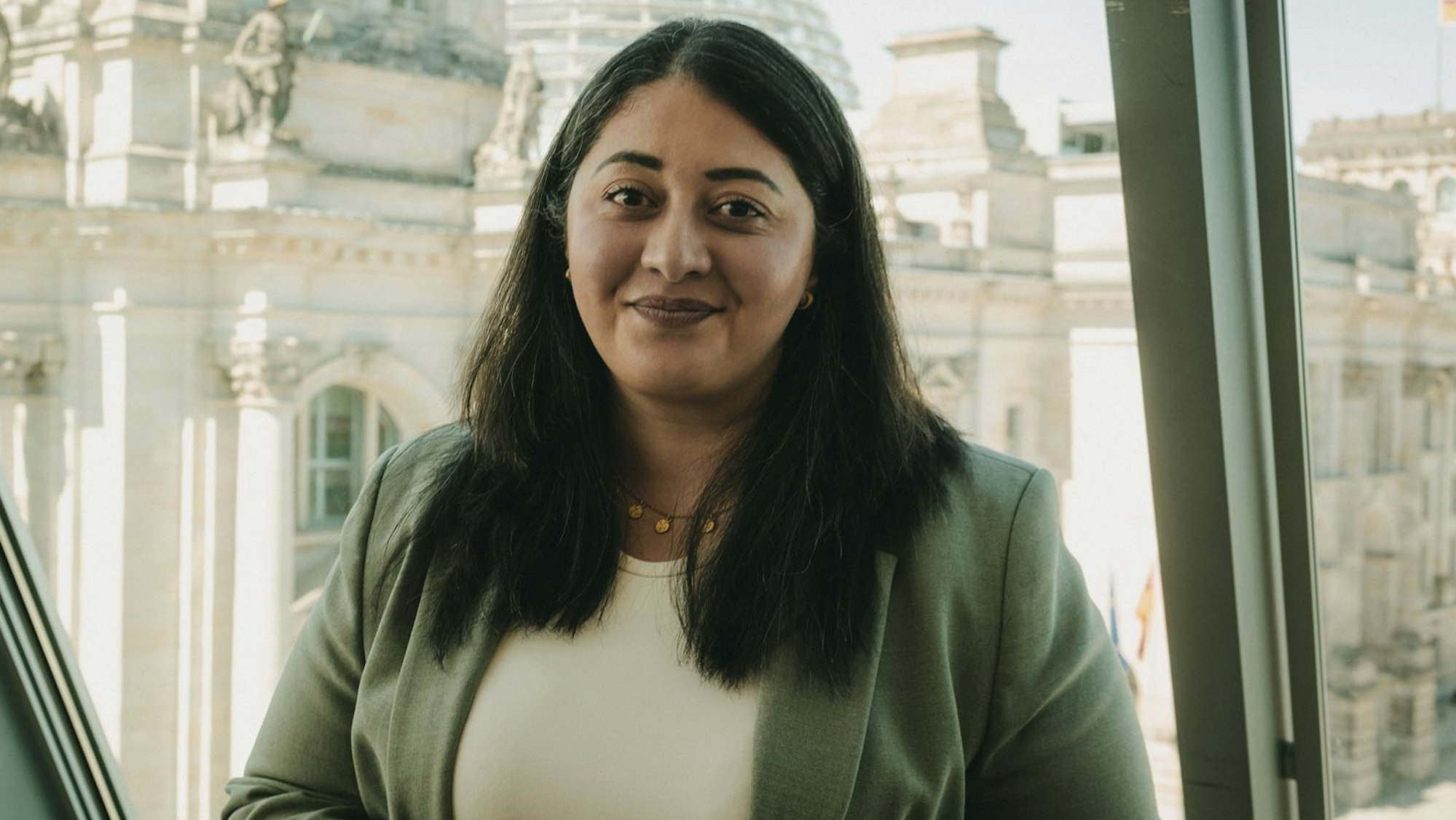 Die Kölner SPD-Bundestagsabgeordnete Sanae Abdi (38) hat das umstrittene Manifest zur künftigen Sicherheitspolitik unterzeichnet.