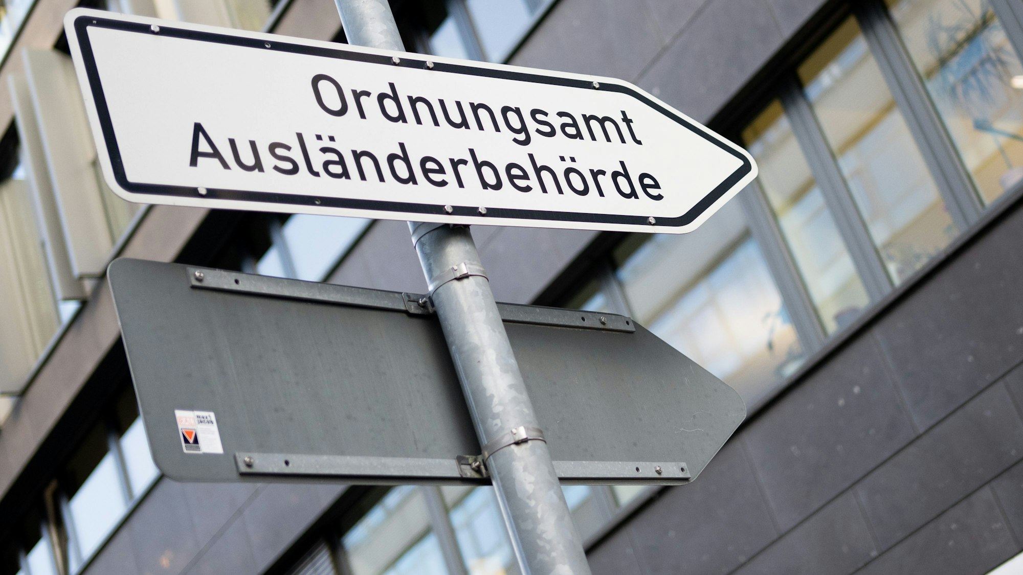 Ein Schild weist auf eine Ausländerbehörde und ein Ordnungsamt hin.