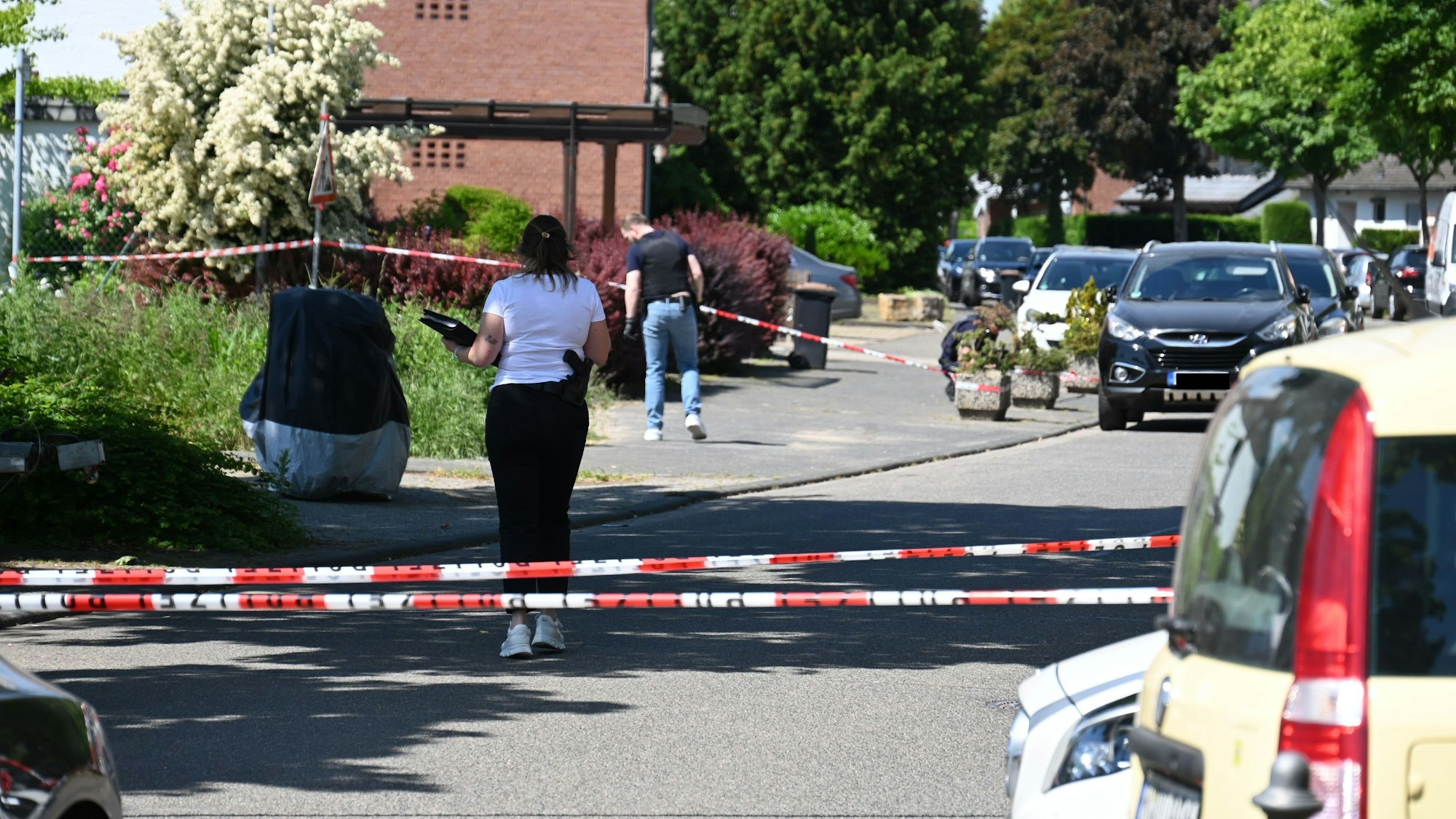 Kriminalbeamtinnen und -beamte suchten im Umfeld des Tatorts nach Spuren.