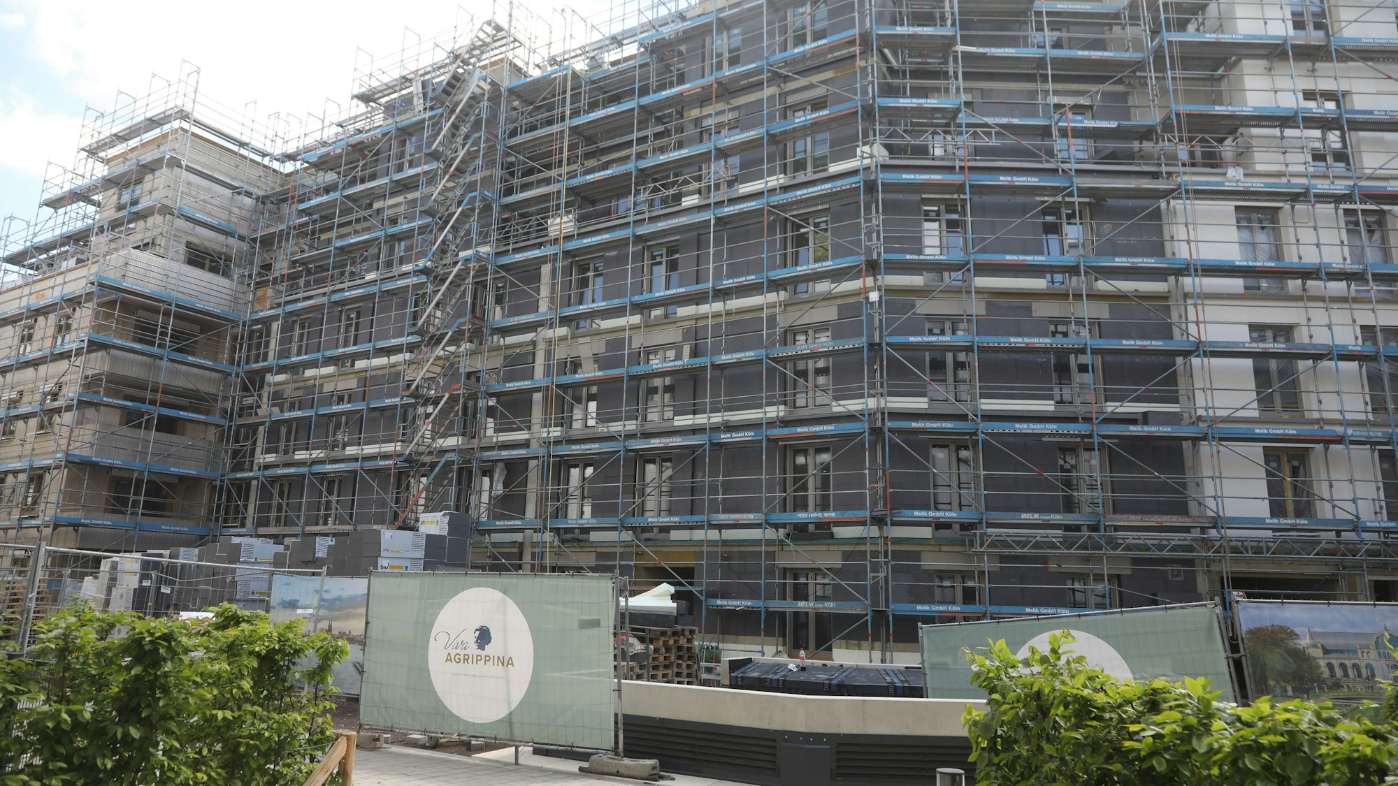 06.05.2025, Köln: Im neuen Viertel in der Nähe des Zoos sind schon die ersten Bewohner zu sehen. Aber es wird noch fleißig gebaut zwischen der Oppenheimstraße, Worringer Straße, der Mevissenstraße, Konrad-Adenauer-Ufer und der Riehler Straße. Hier erstreckt sich das neue die Viva Agippina, dass neue Veedel auf dem ehmaligen Zurich-Gelände. Foto: Arton Krasniqi