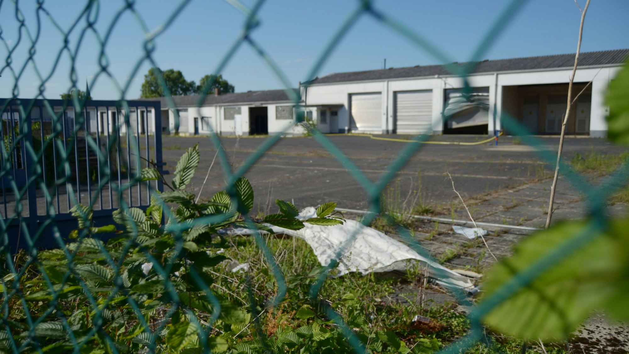 Das Gelände des früheren Gaswerks in Euskirchen ist von einem Grünen Maschendrahtzaun umgeben.