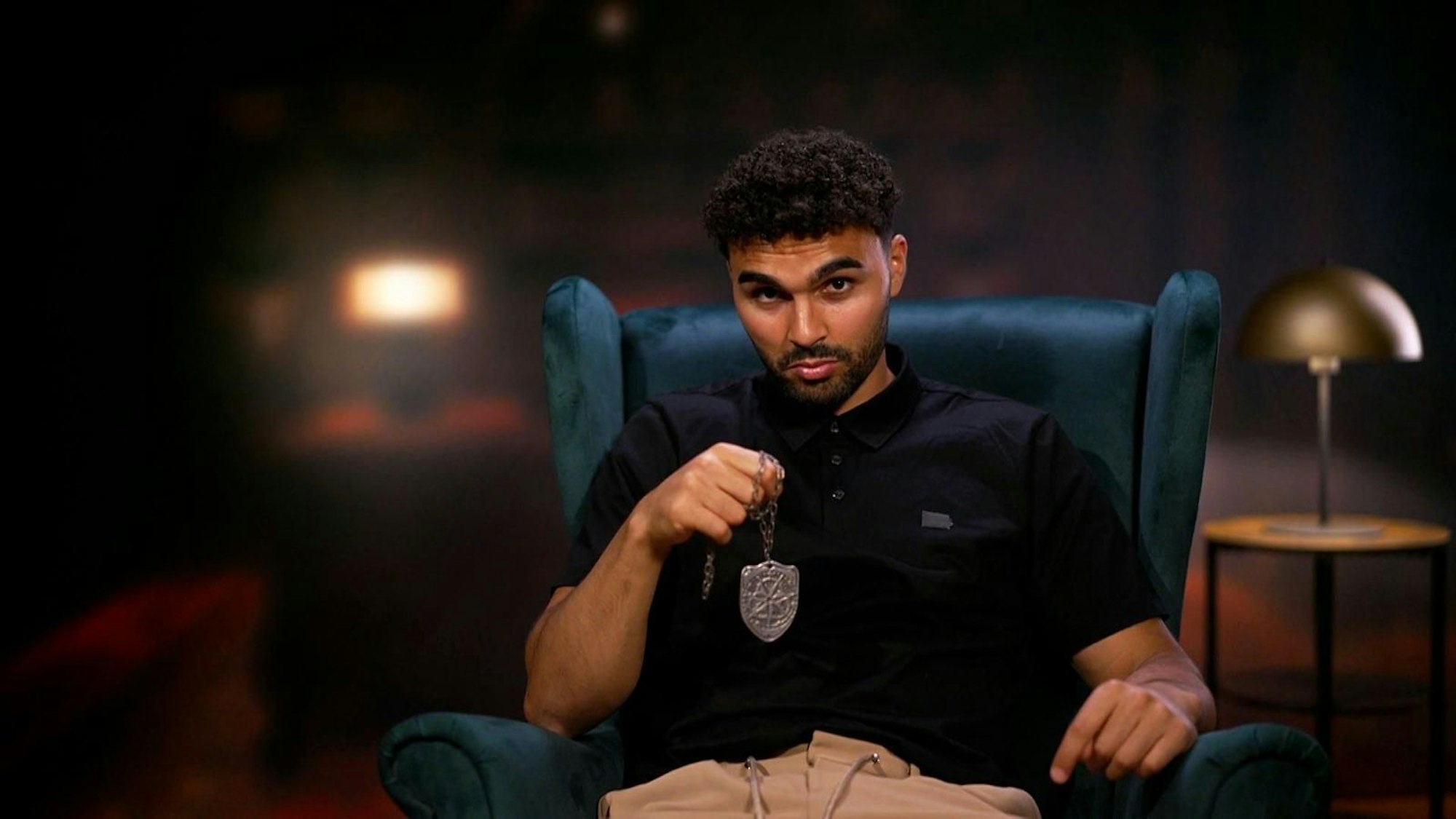 Younes Zarou hat das Glück des Ahnungslosen. Er findet den Schutzschild und kann in der nächsten Nacht nicht ermordet werden. (Bild: RTL)