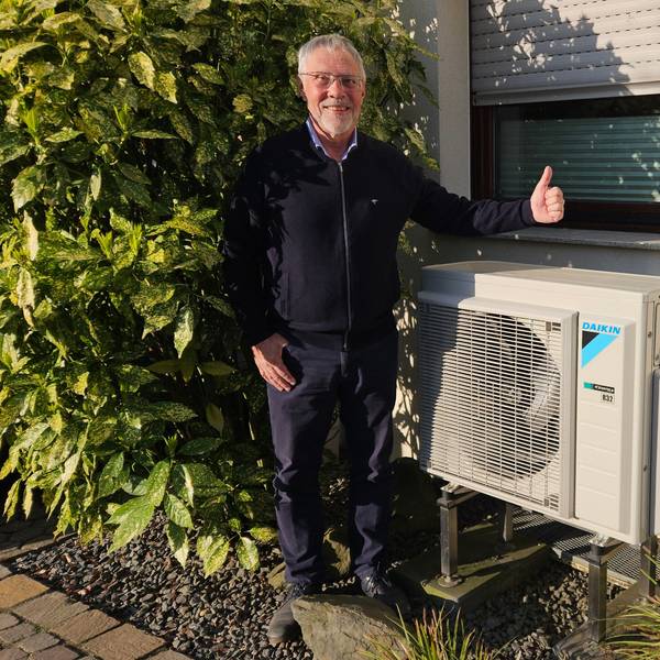 Zu sehen ist Günter Molt, der neben seiner Wärmepumpe steht.