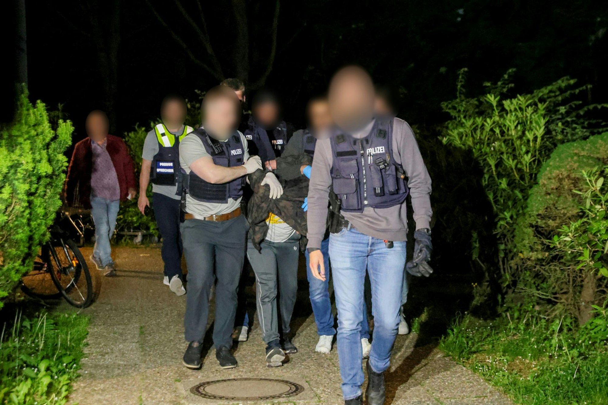 Am Montagabend nimmt die Polizei den Verdächtigen fest.