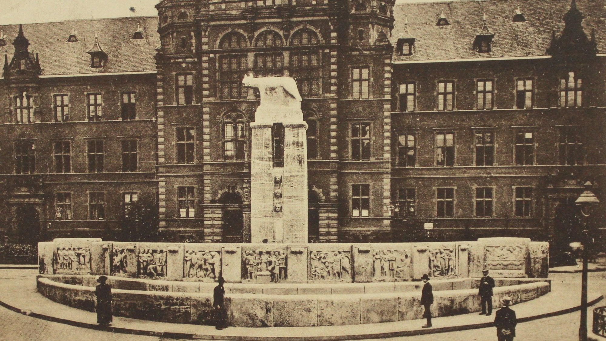 Der Römerbrunnen in seiner ursprünglichen Version von Franz Brantzky, 1915.
