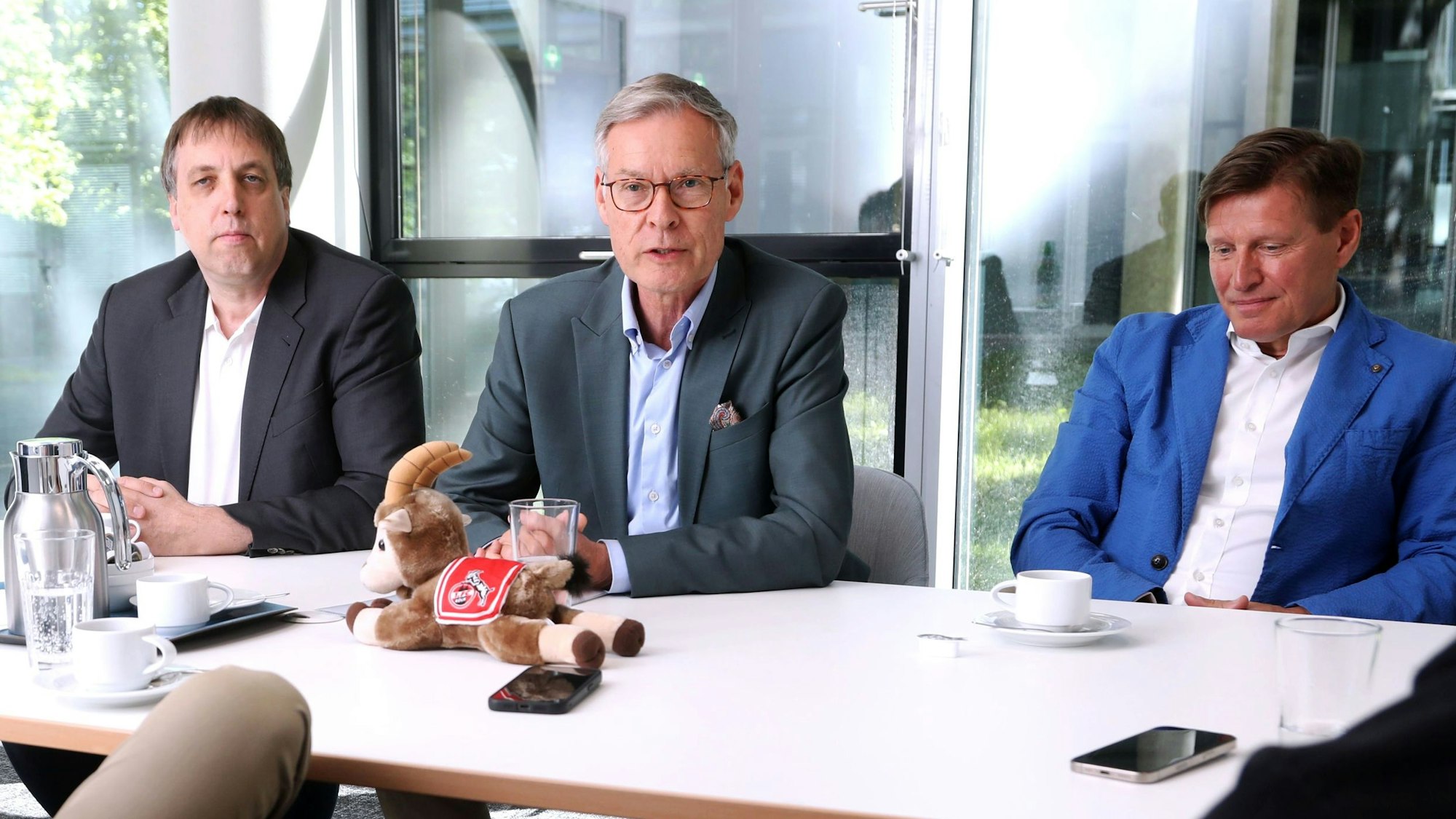 Das Foto zeigt Thorsten Kiesewetter, Sven-Georg Adenauer und Martin Hollweck (v.l.), die möglichen Kandidaten für den Vorstand des 1. FC Köln. Foto: Arton Krasniqi