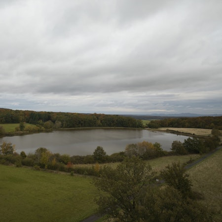 Die Leichen waren am See Rodder Maar in der Eifel gefunden worden (Archivfoto).