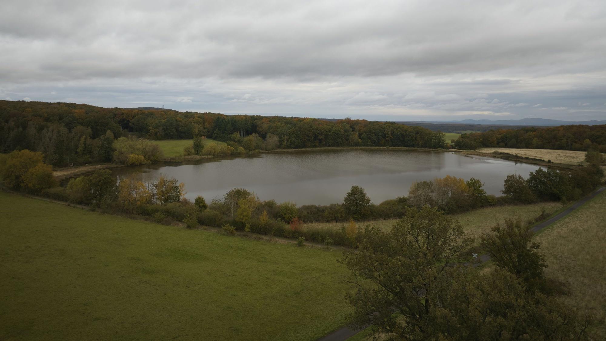 Die Leichen waren am See Rodder Maar in der Eifel gefunden worden (Archivfoto).