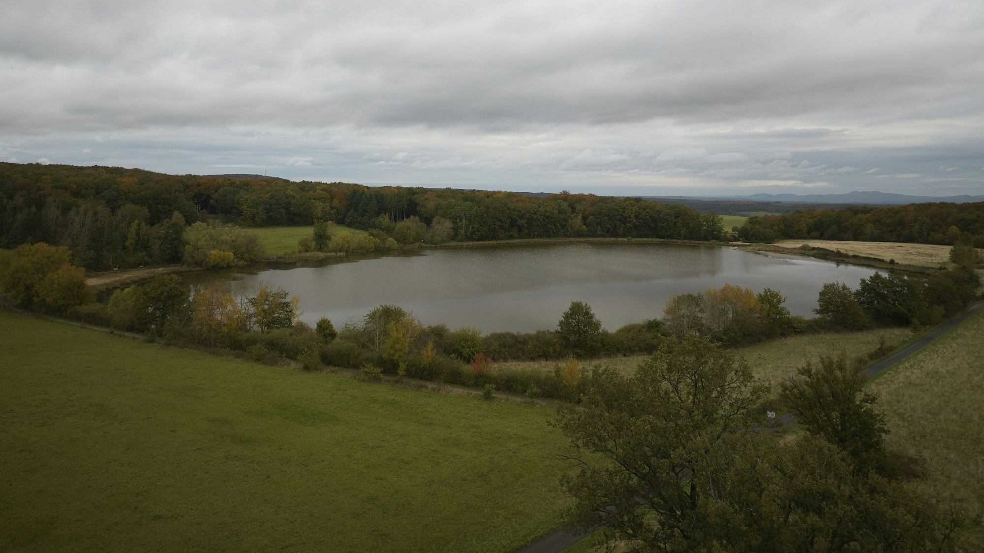 Die Leichen waren am See Rodder Maar in der Eifel gefunden worden (Archivfoto).
