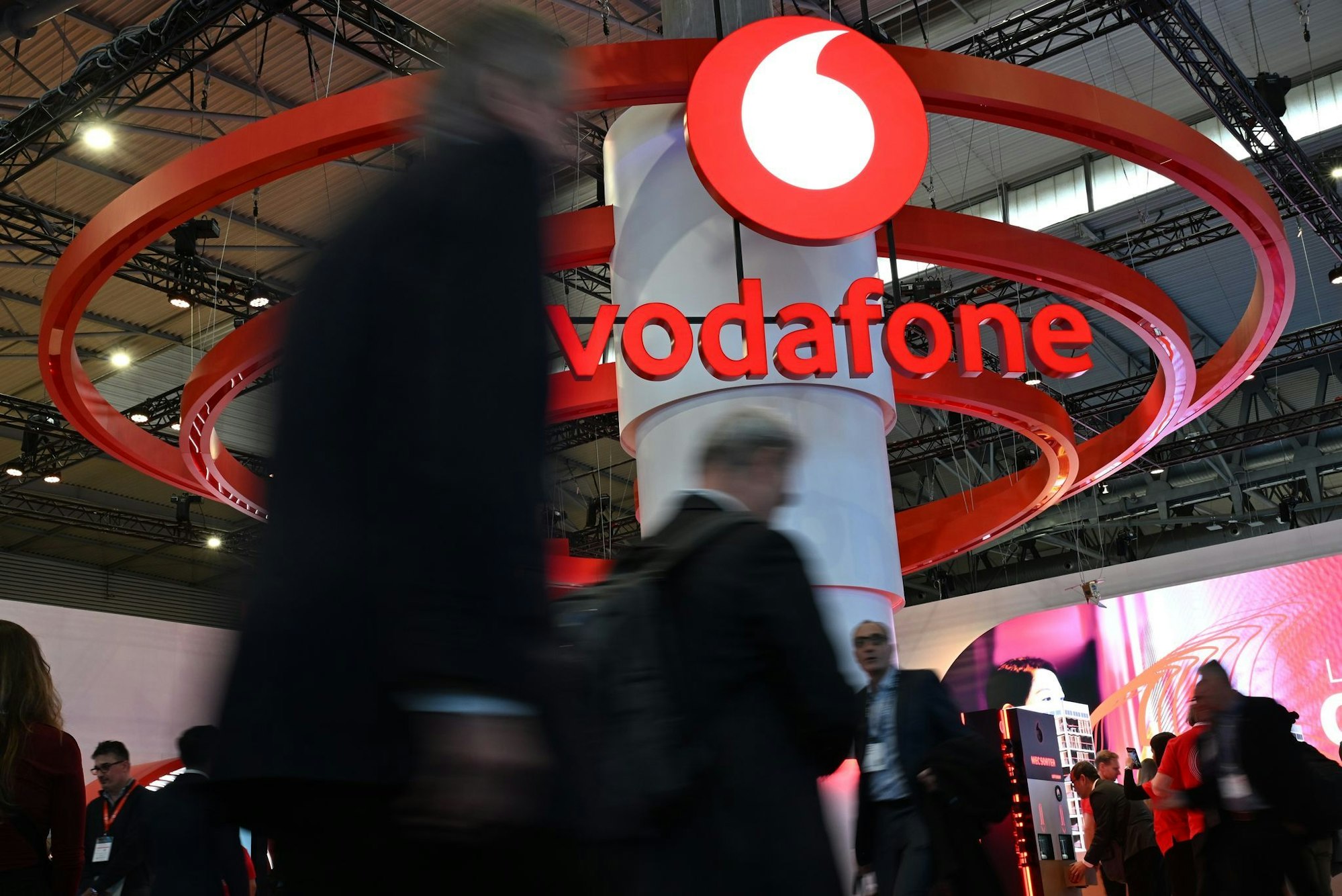 Der Vodafone-Messestand bei der Internetmesse MWC in Barcelona - in Deutschland ist die Firma angesichts abnehmender Fernseheinnahmen unter Druck.