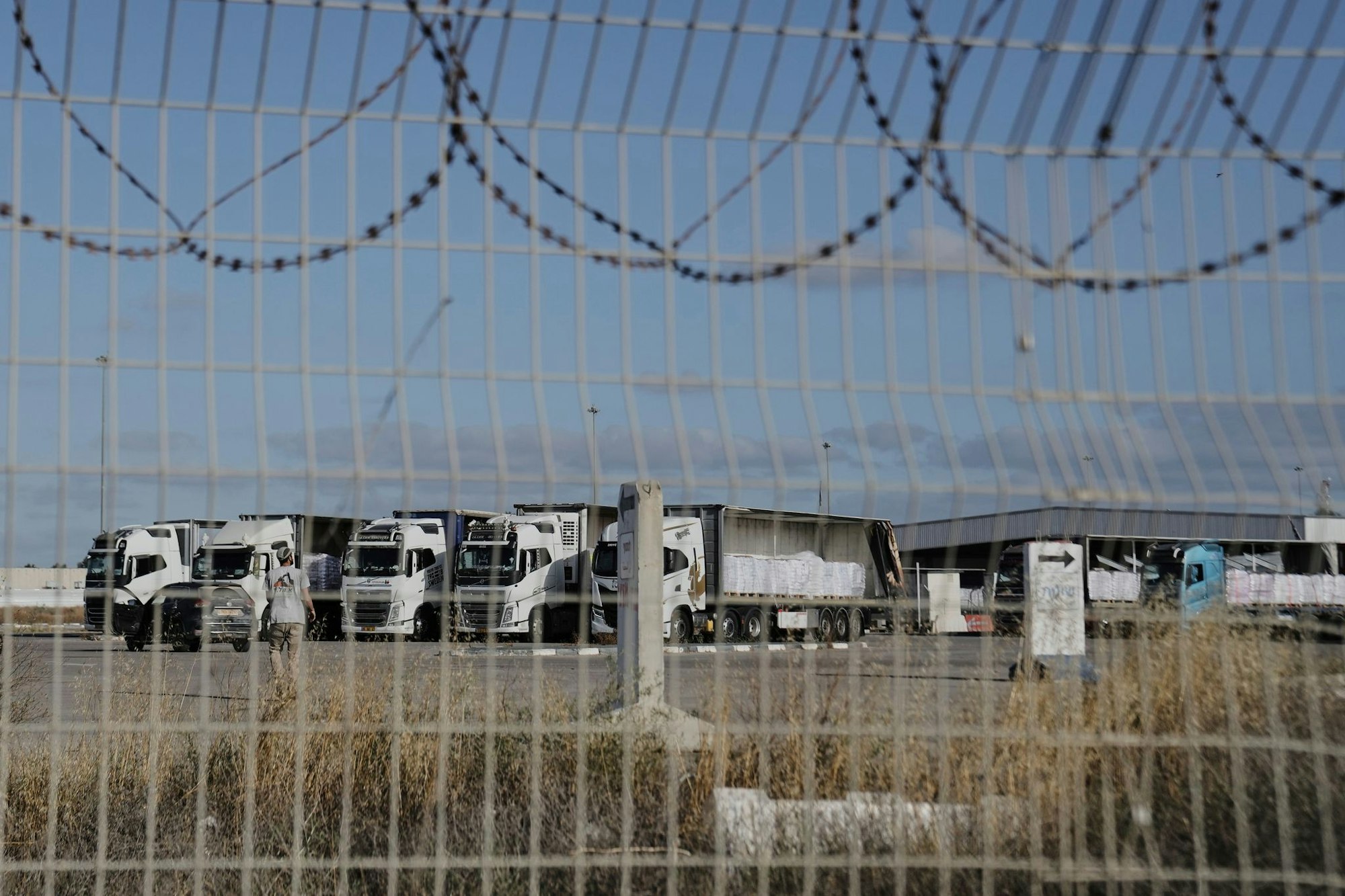 Am Montag war erstmals seit fast drei Monaten wieder humanitäre Hilfe in das umkämpfte Gebiet gekommen – israelischen Angaben zufolge waren es aber zunächst nur fünf Lastwagen.