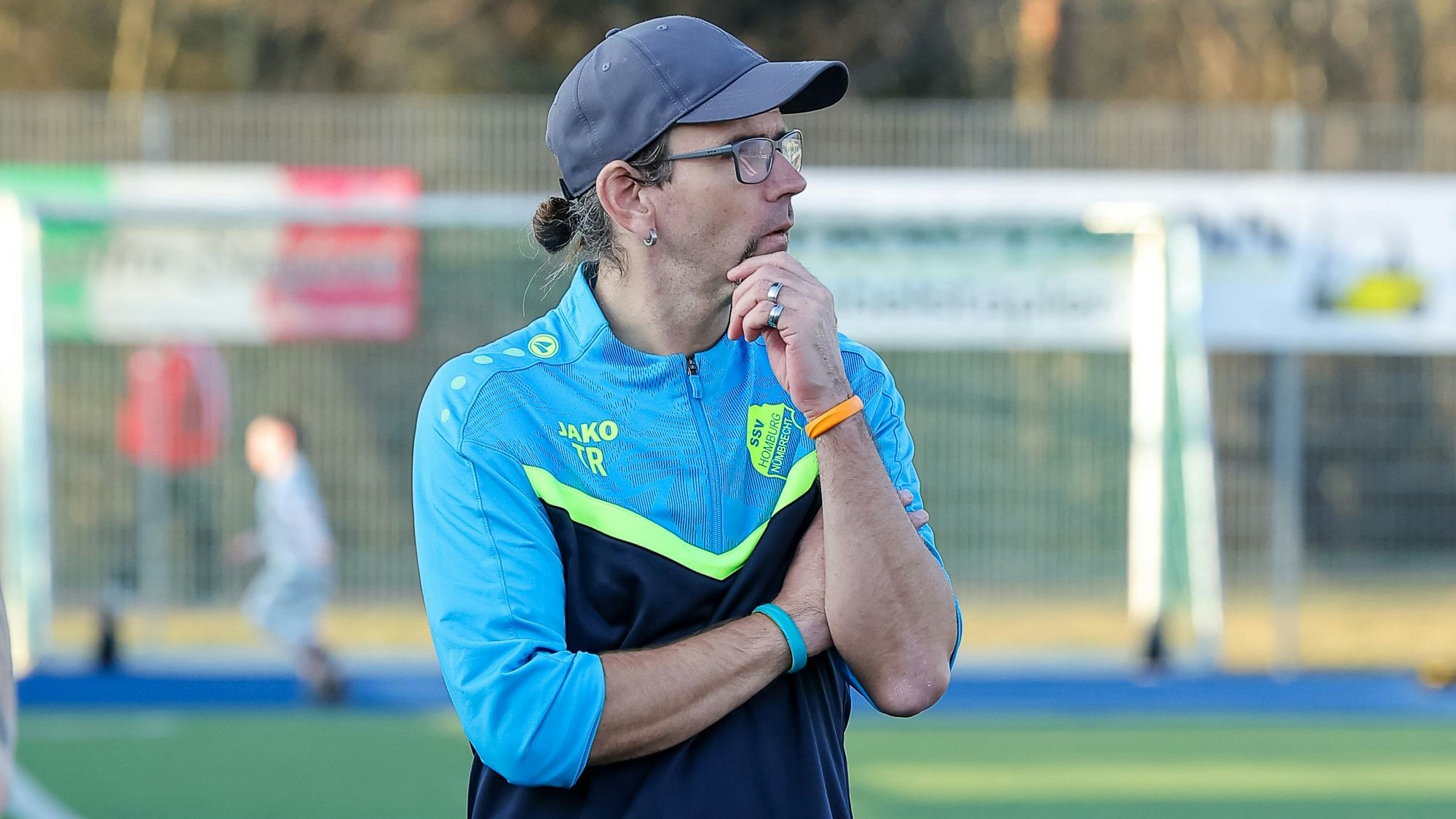 SSV-Trainer Torsten Reisewitz nachdenklich am Spielfeldrand.