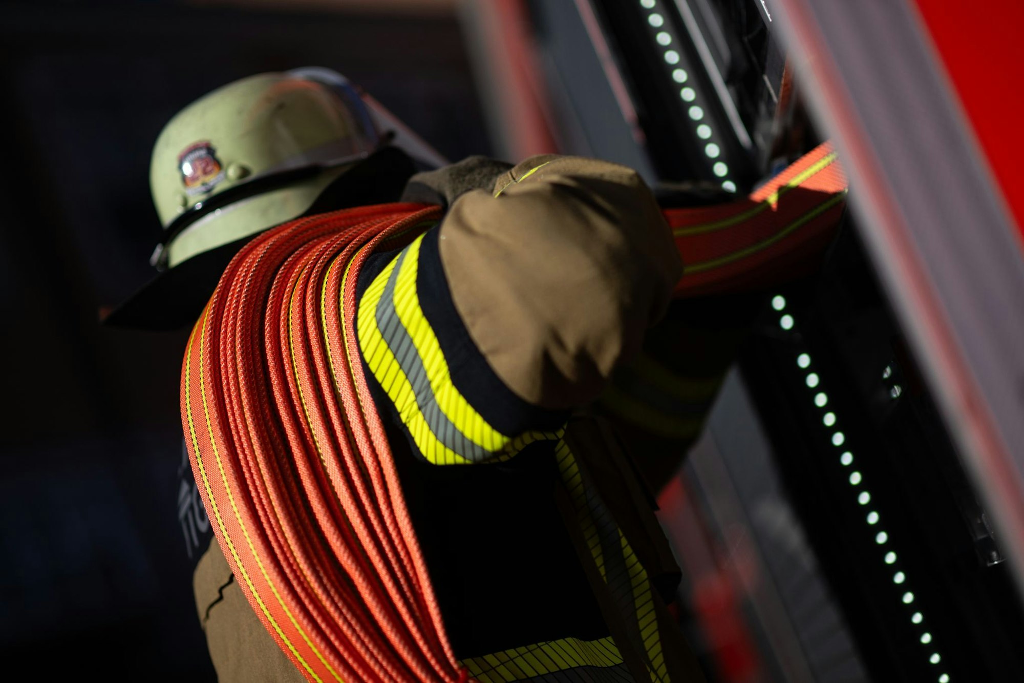 Feuerwehrleute haben in einem Einfamilienhaus eine tote Frau entdeckt. (Symbolbild)
