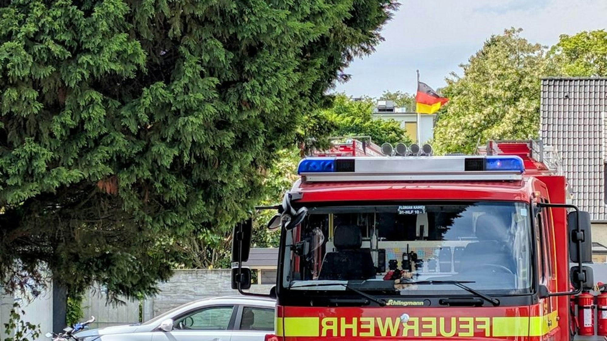 Einsatzfahrzeug und Equipment der Freiwilligen Feuerwehr Kamen während der Löscharbeiten bei einem Kellerbrand in Heeren-Werve.