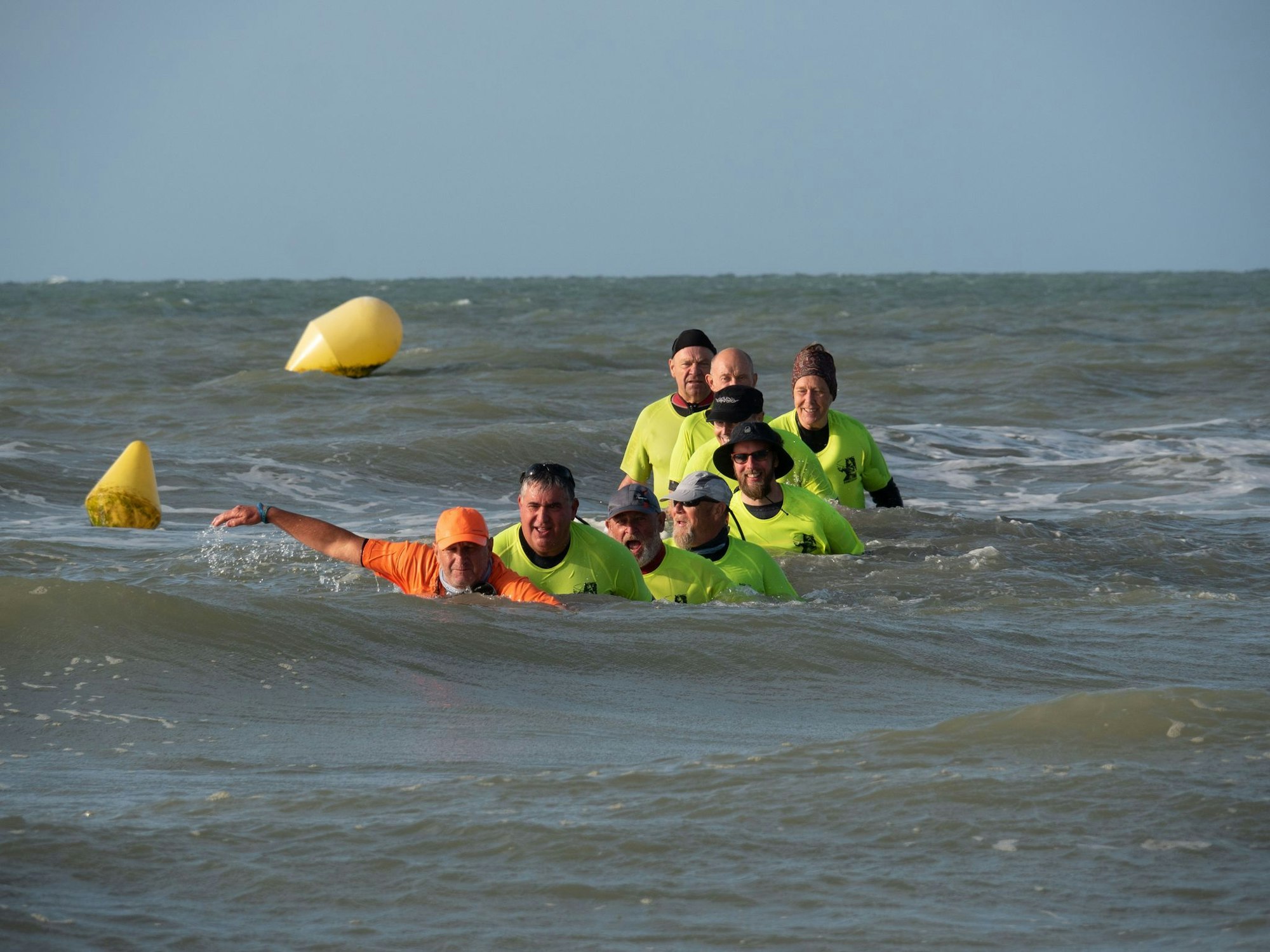 Bald ist es geschafft: die Gruppe gegen Ende des Meerwasserwanderns mit Erfinder Thomas Wallyn.