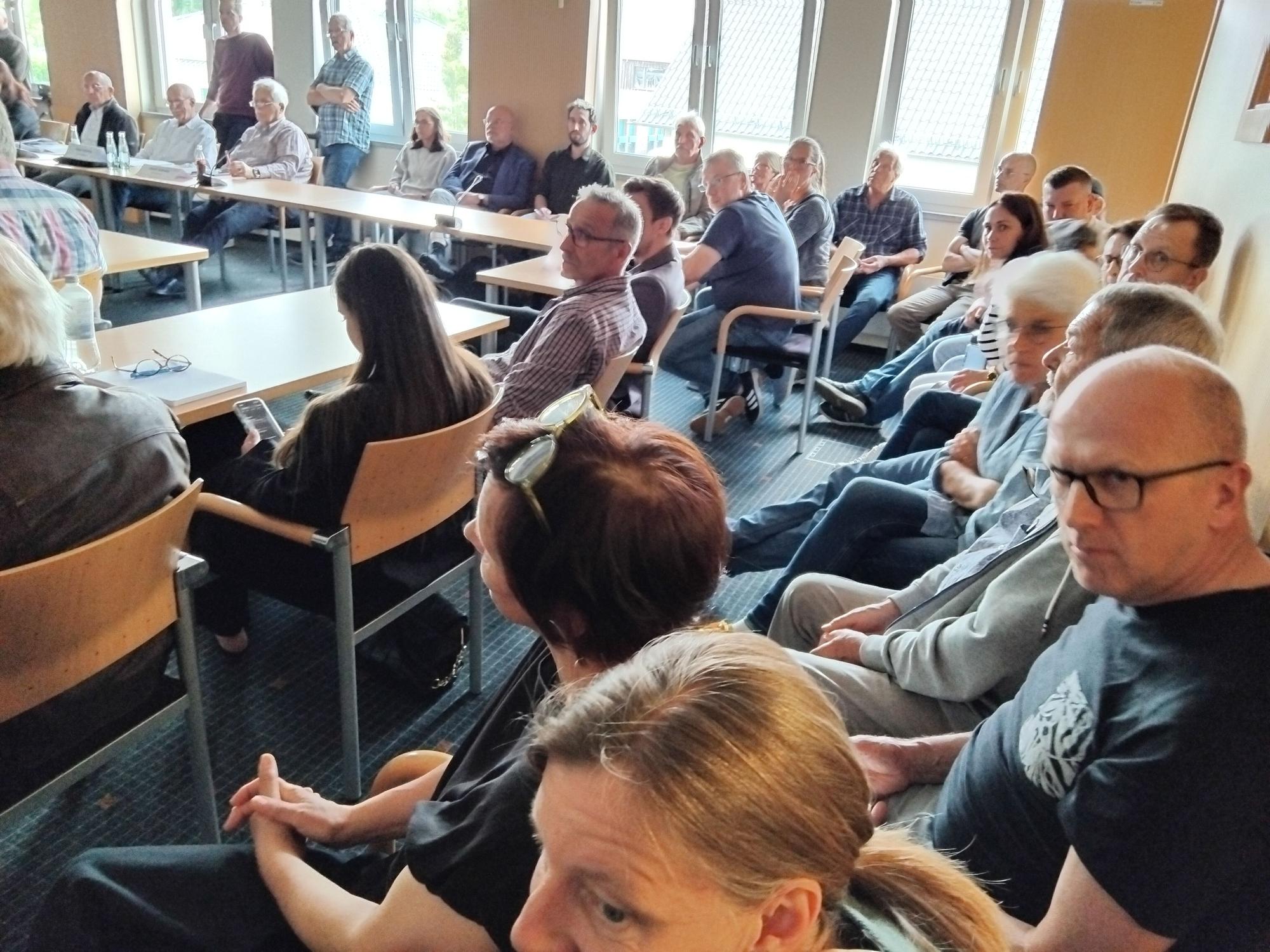 Viele Bürgerinnen und Bürger verfolgten die Diskussion über den Straßenendausbau in Wolperath.