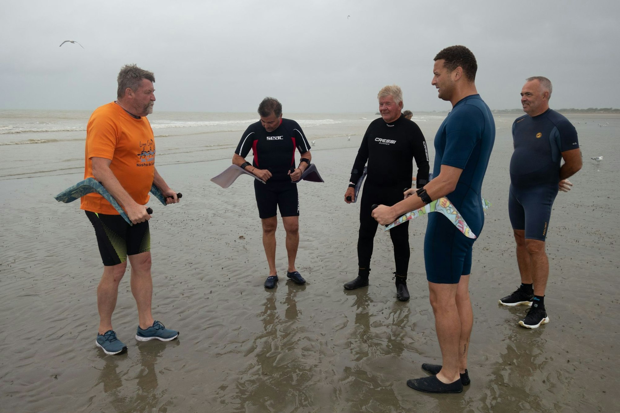 Einweisung mit Unterarmstützen: Gut vorbereitet geht es mit Thomas Wallyn (l) gleich ins Wasser.