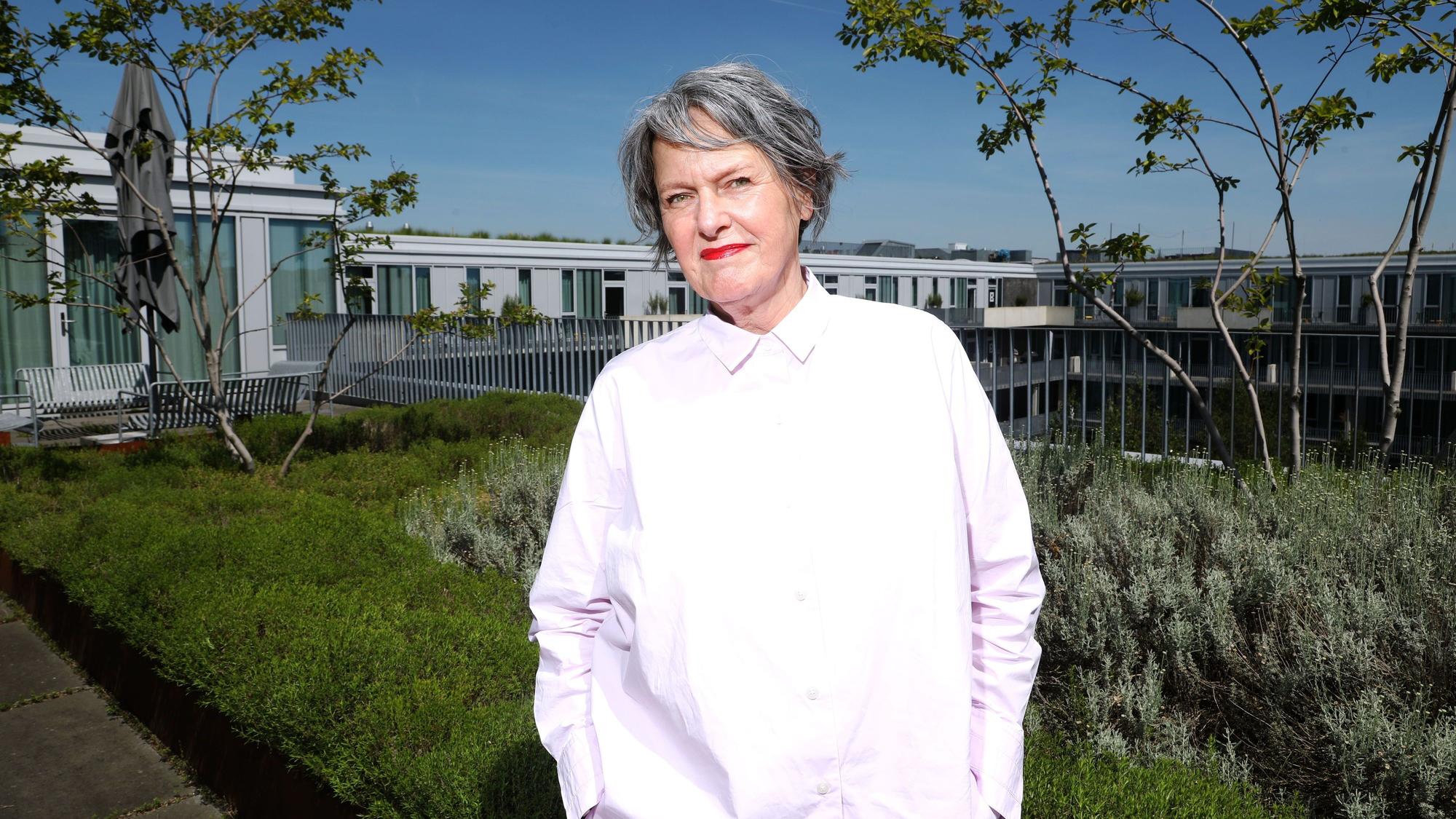 Innenarchitektin Monika Lepel auf der Dachterrasse ihres Büros im Clouth-Quartier in Nippes.
